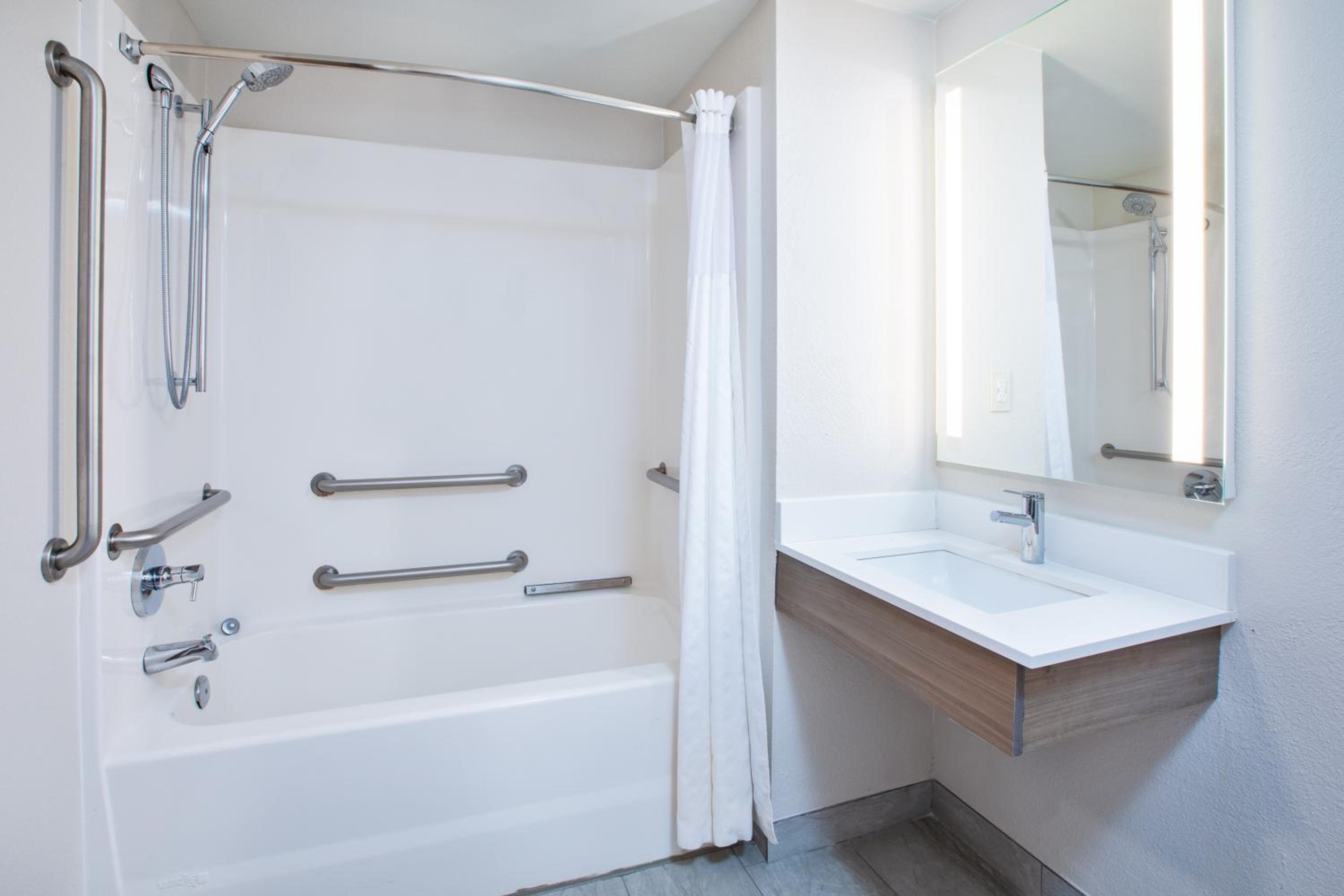 Standard Queen Room with Two Queen Beds and Tub - Mobility/Communications Accessible - Photo 3