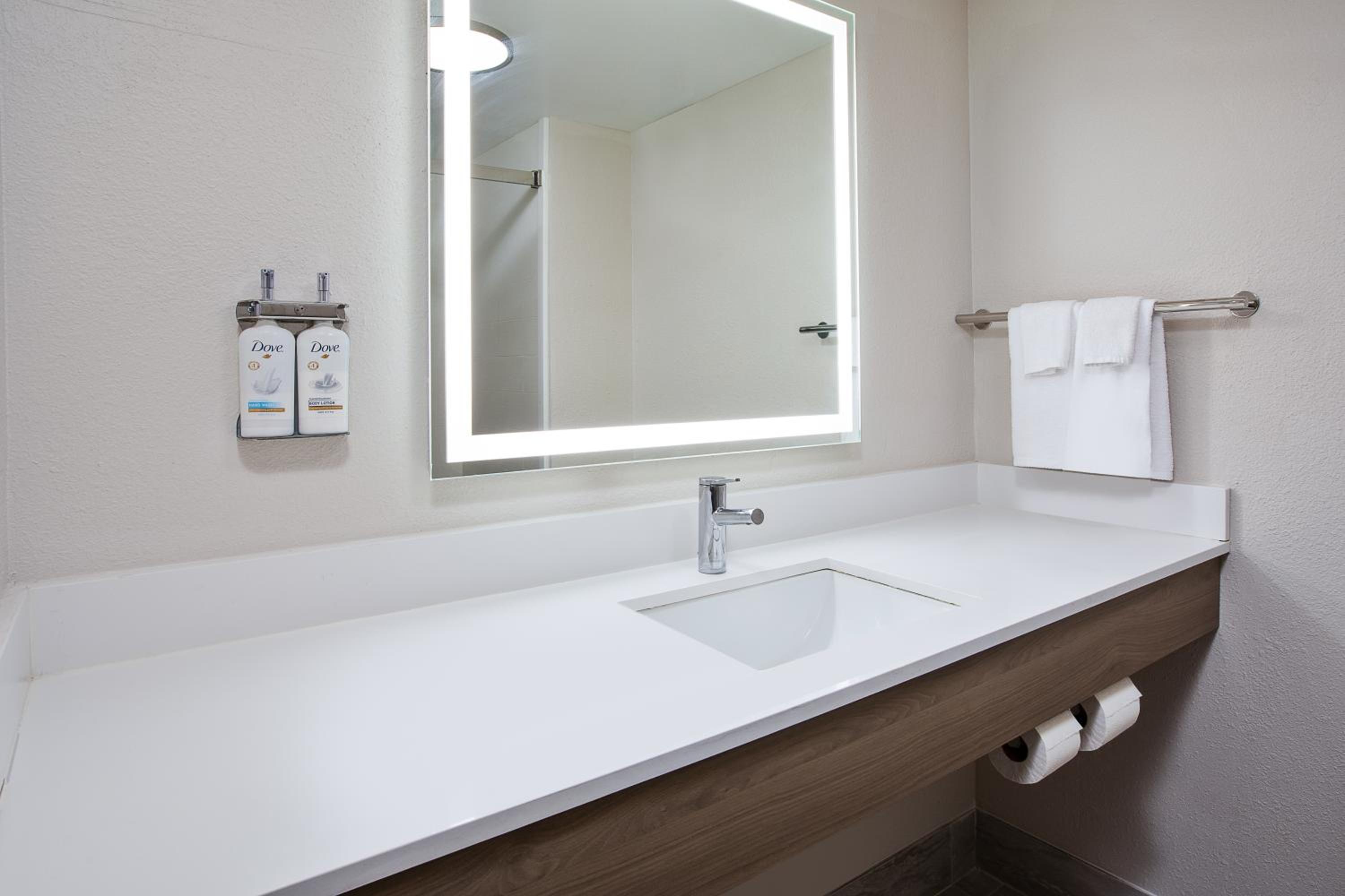 Standard King Room - Photo 5