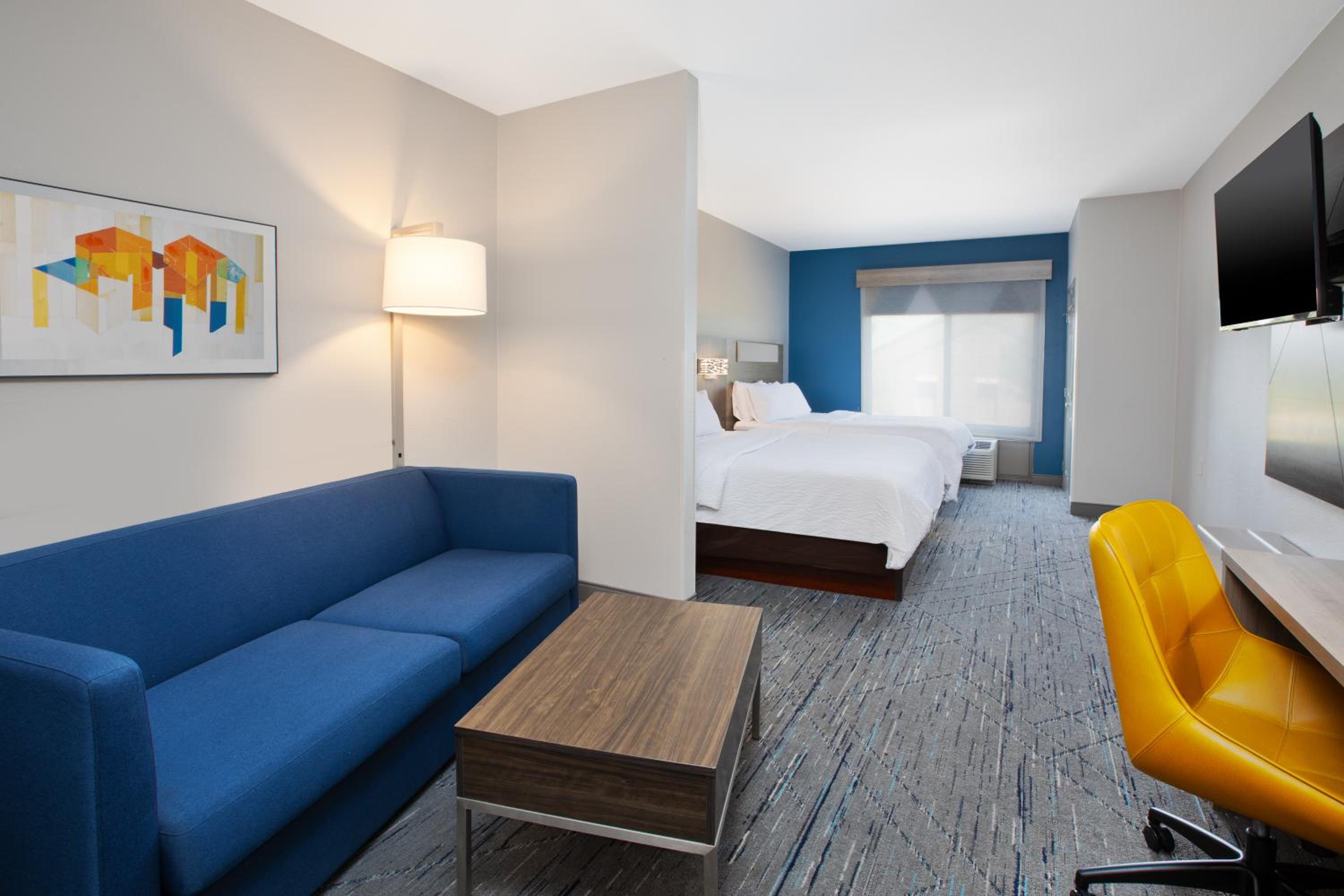 Standard Room with Two Queen Beds - Photo 3