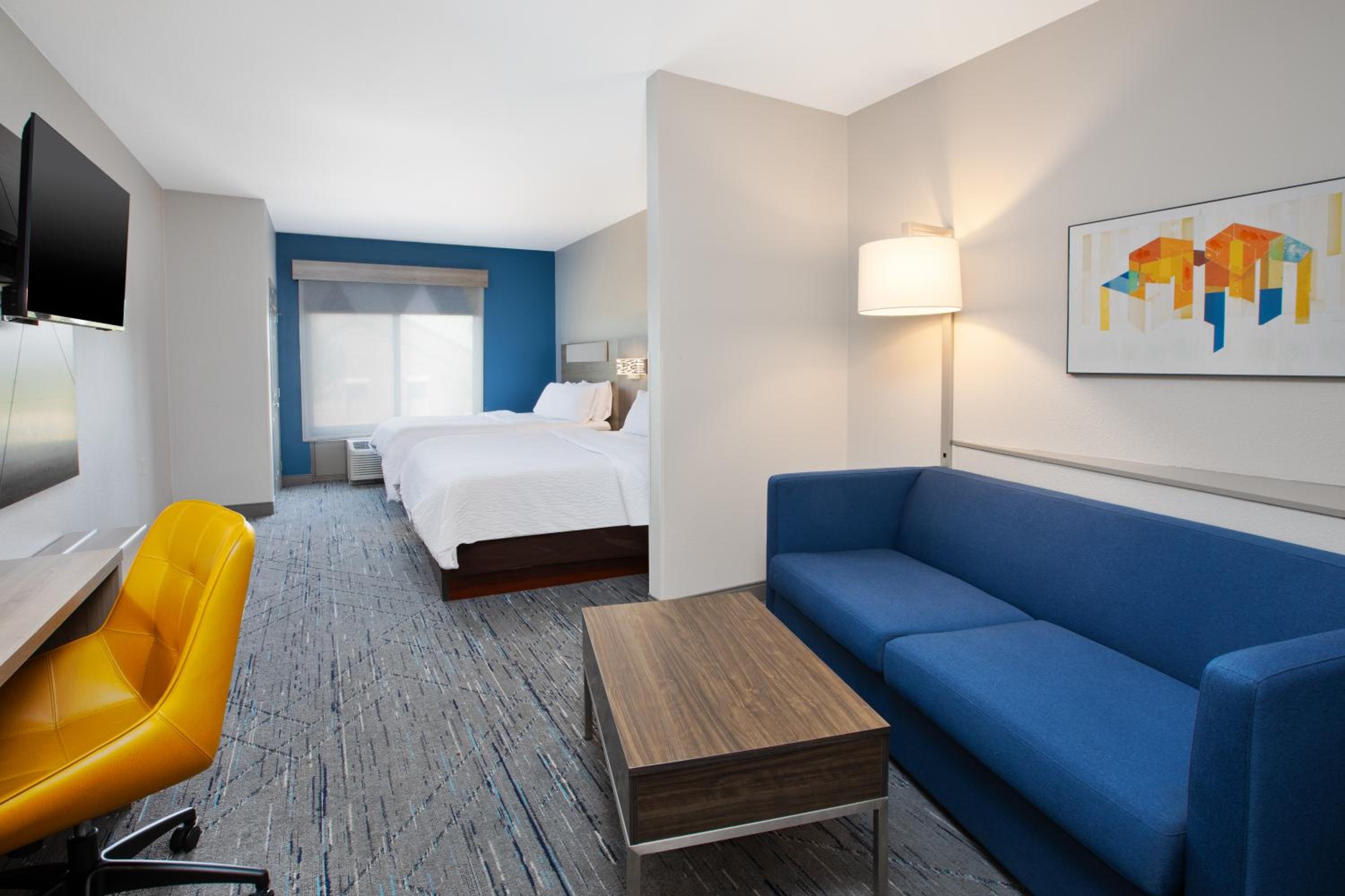 Standard Room with Two Queen Beds - Photo 6