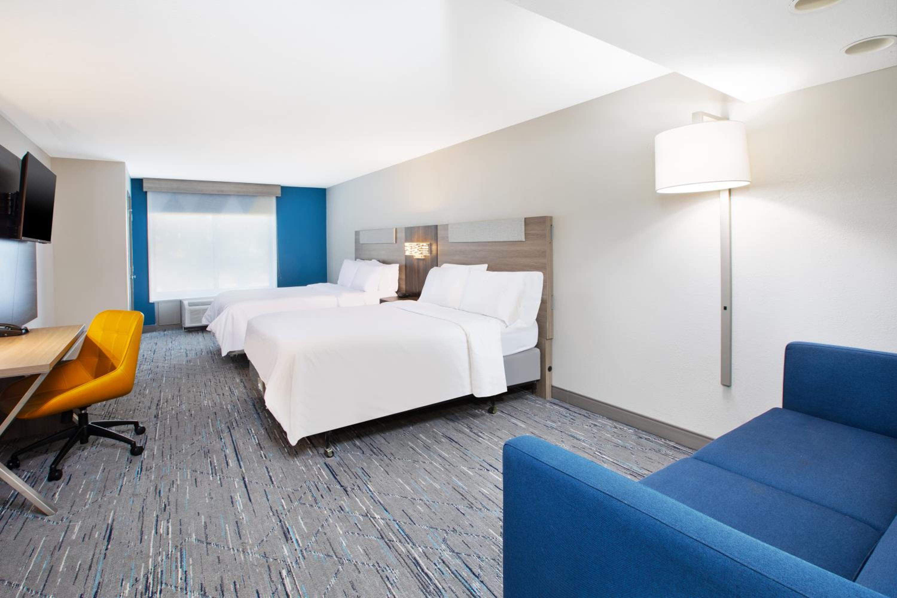 Standard Room with Two Queen Beds - Photo 2