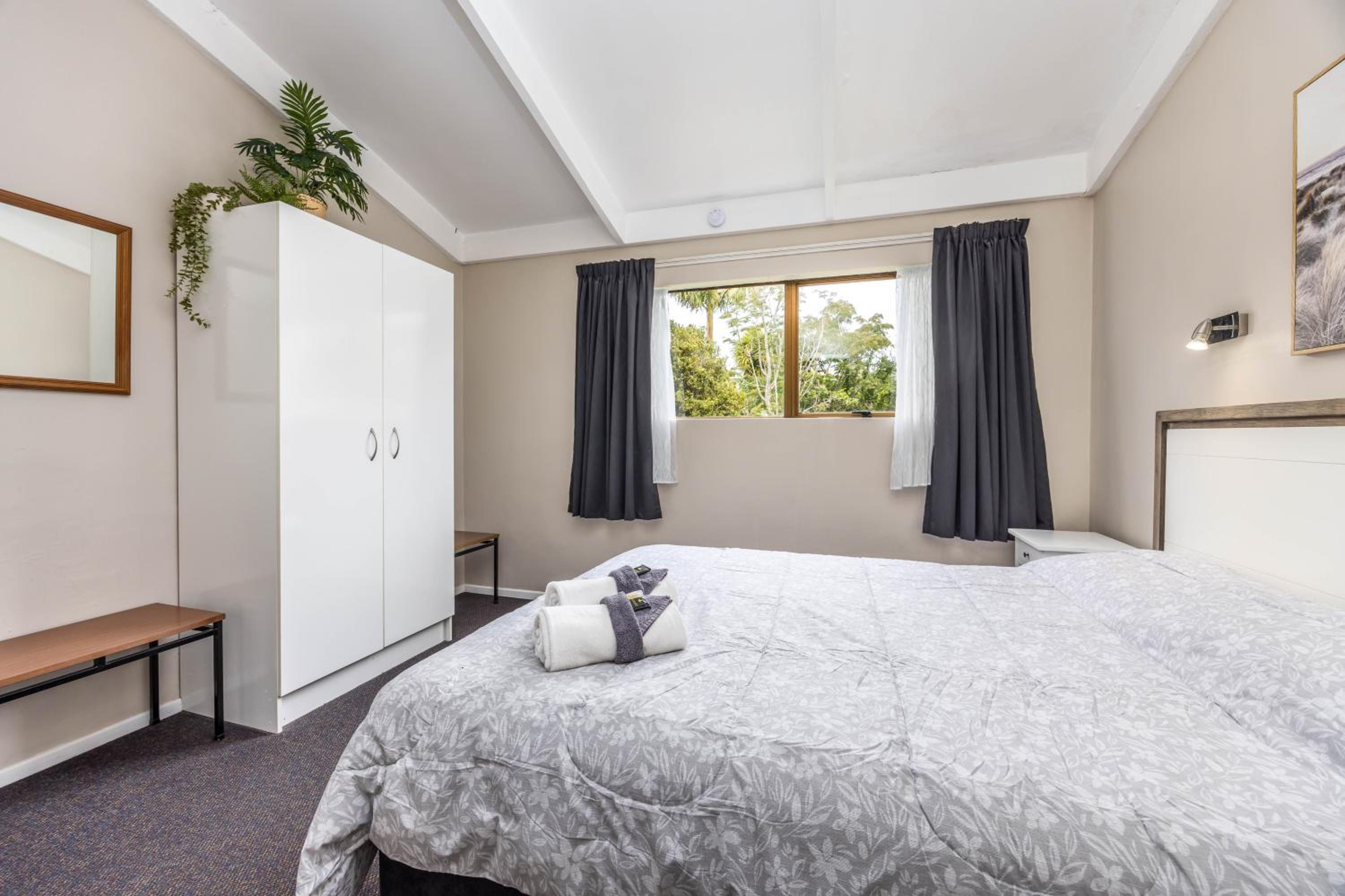 Standard Queen Room - Photo 18
