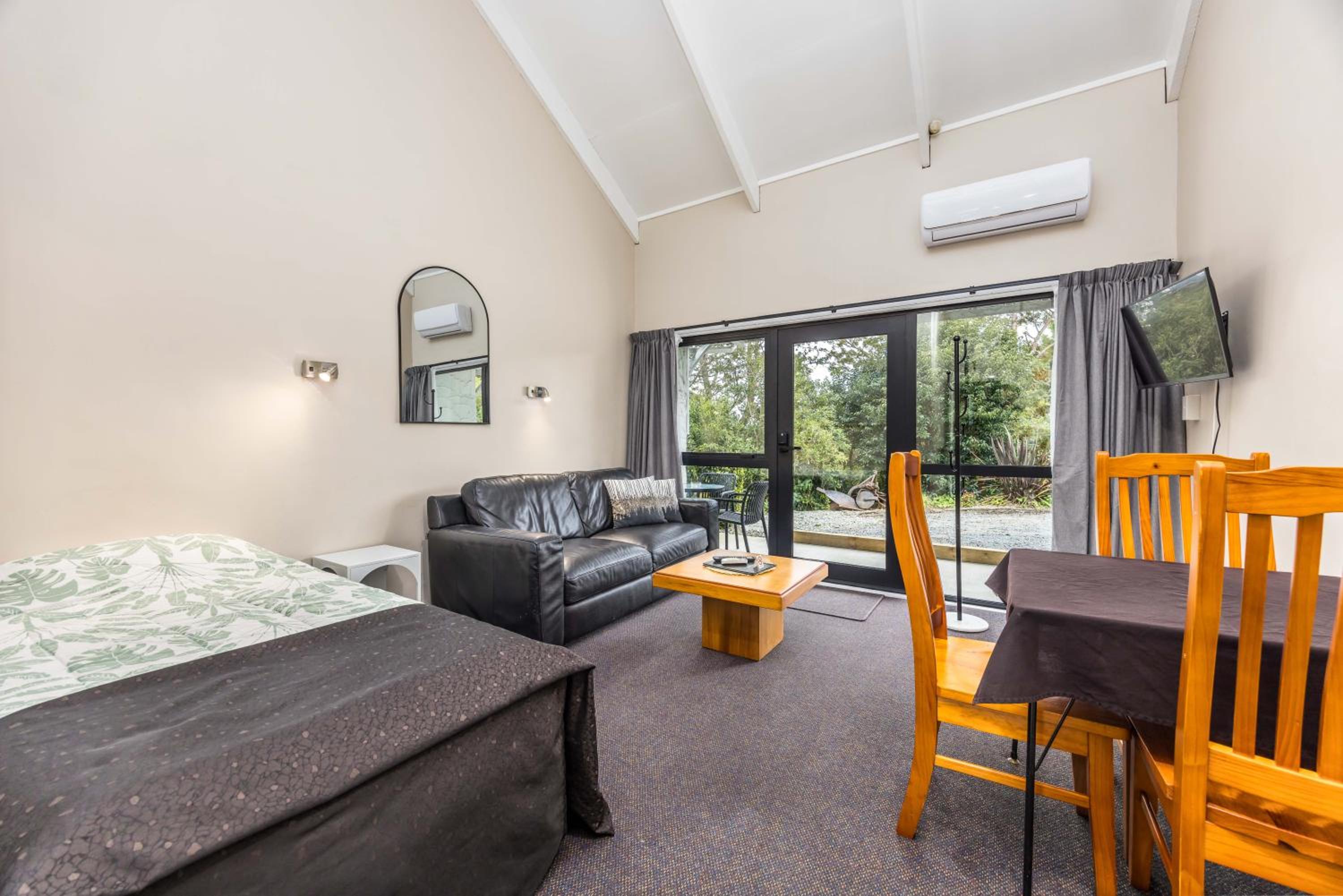 Standard Queen Room - Photo 25