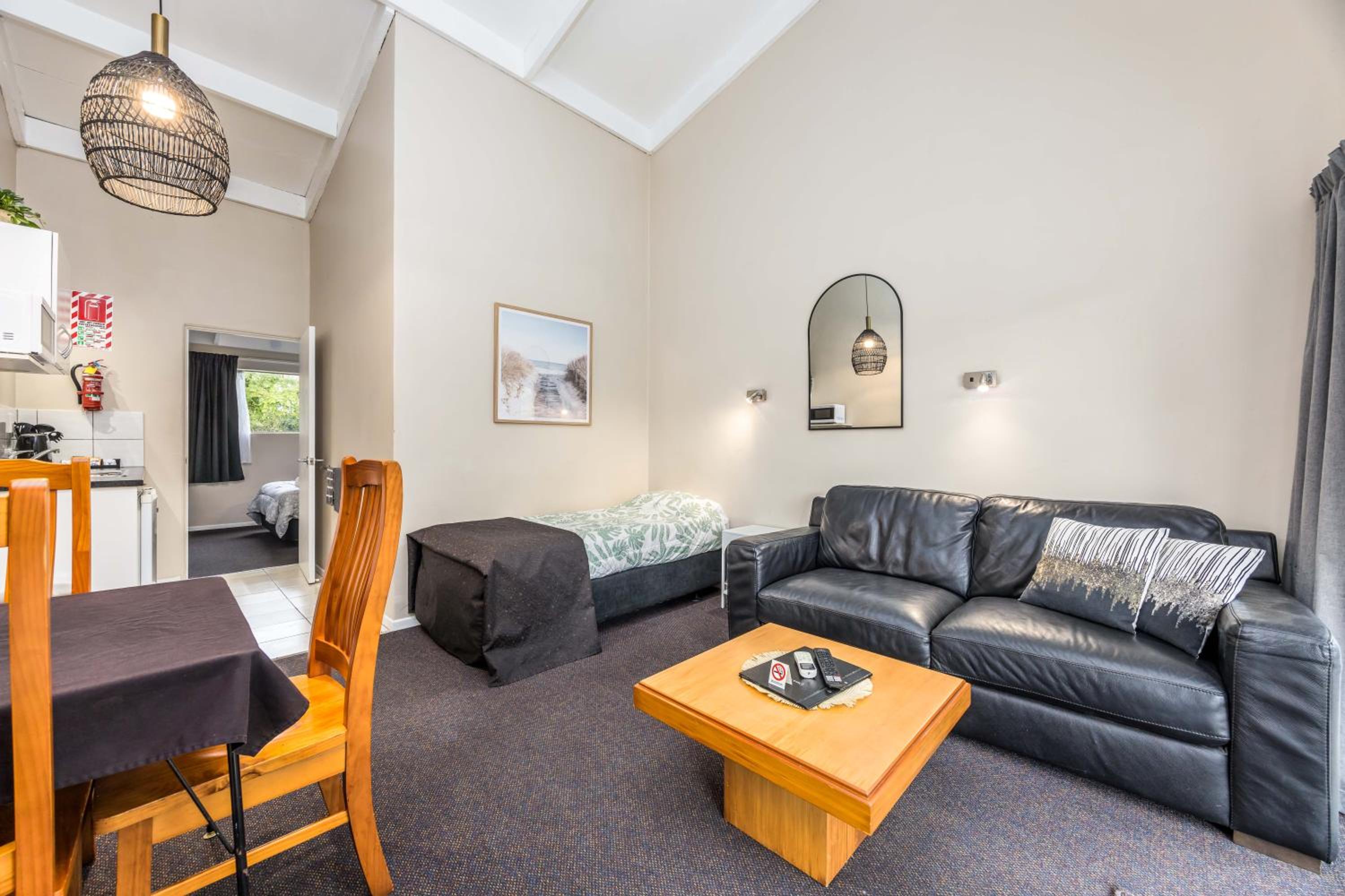 Standard Queen Room - Photo 16