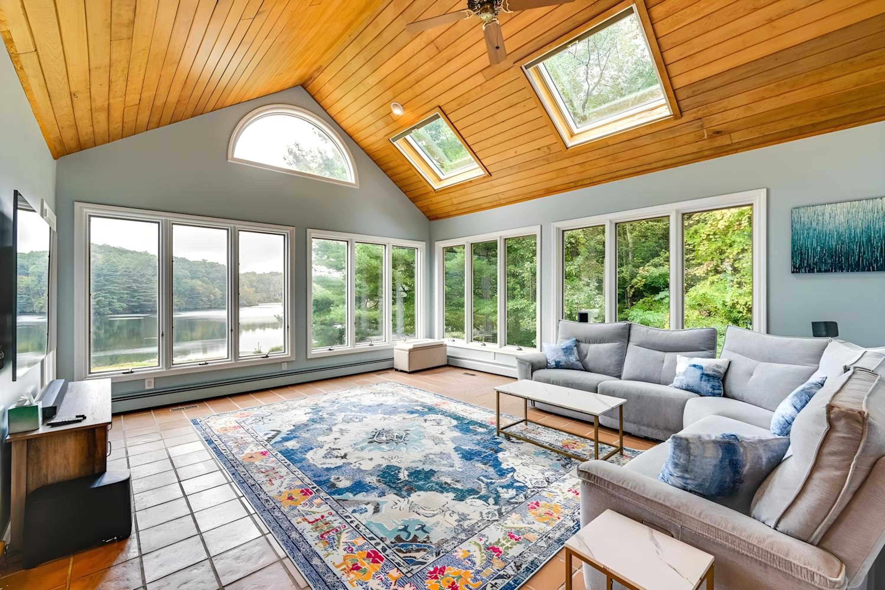 Five-Bedroom House photo 1