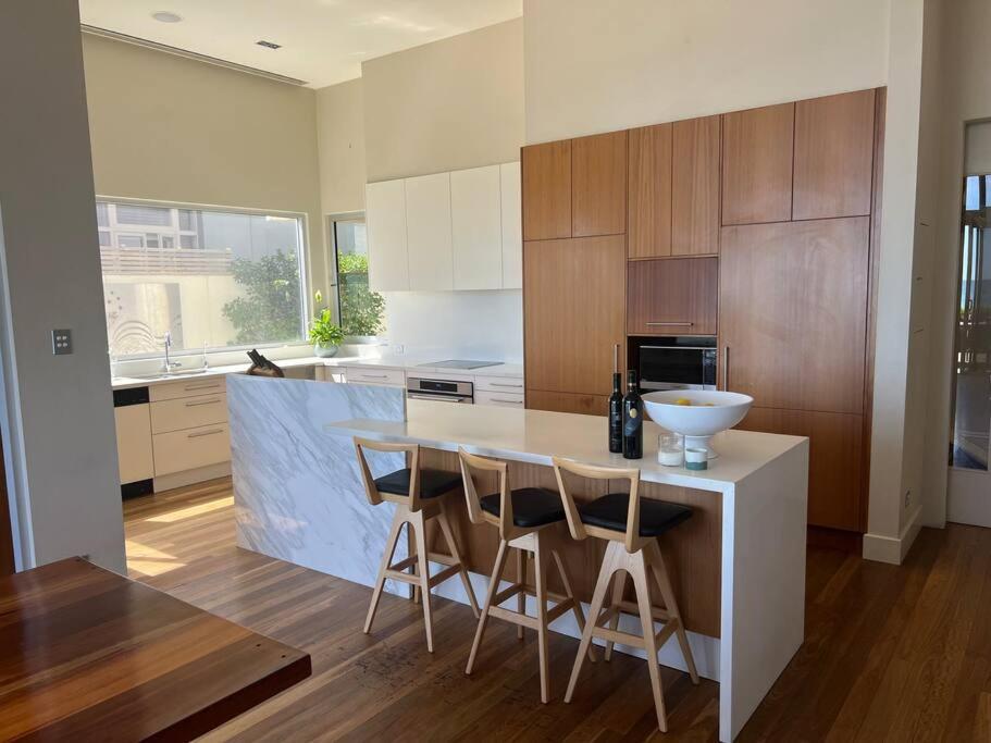 Five-Bedroom House photo 2