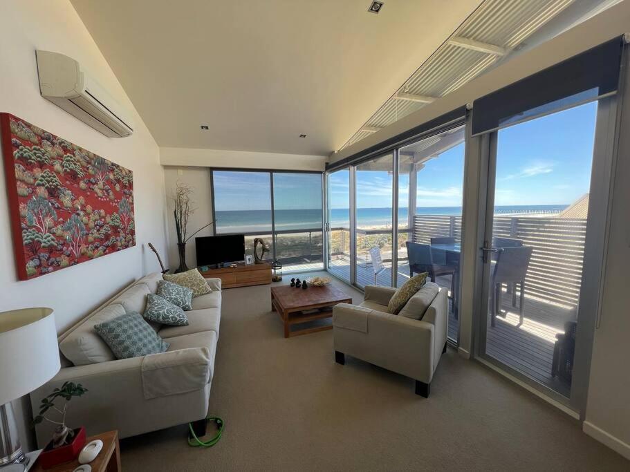 Five-Bedroom House photo 1
