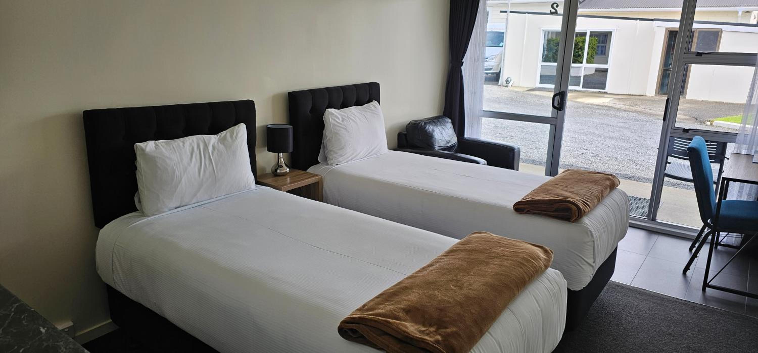 Standard Twin Room - Photo 3