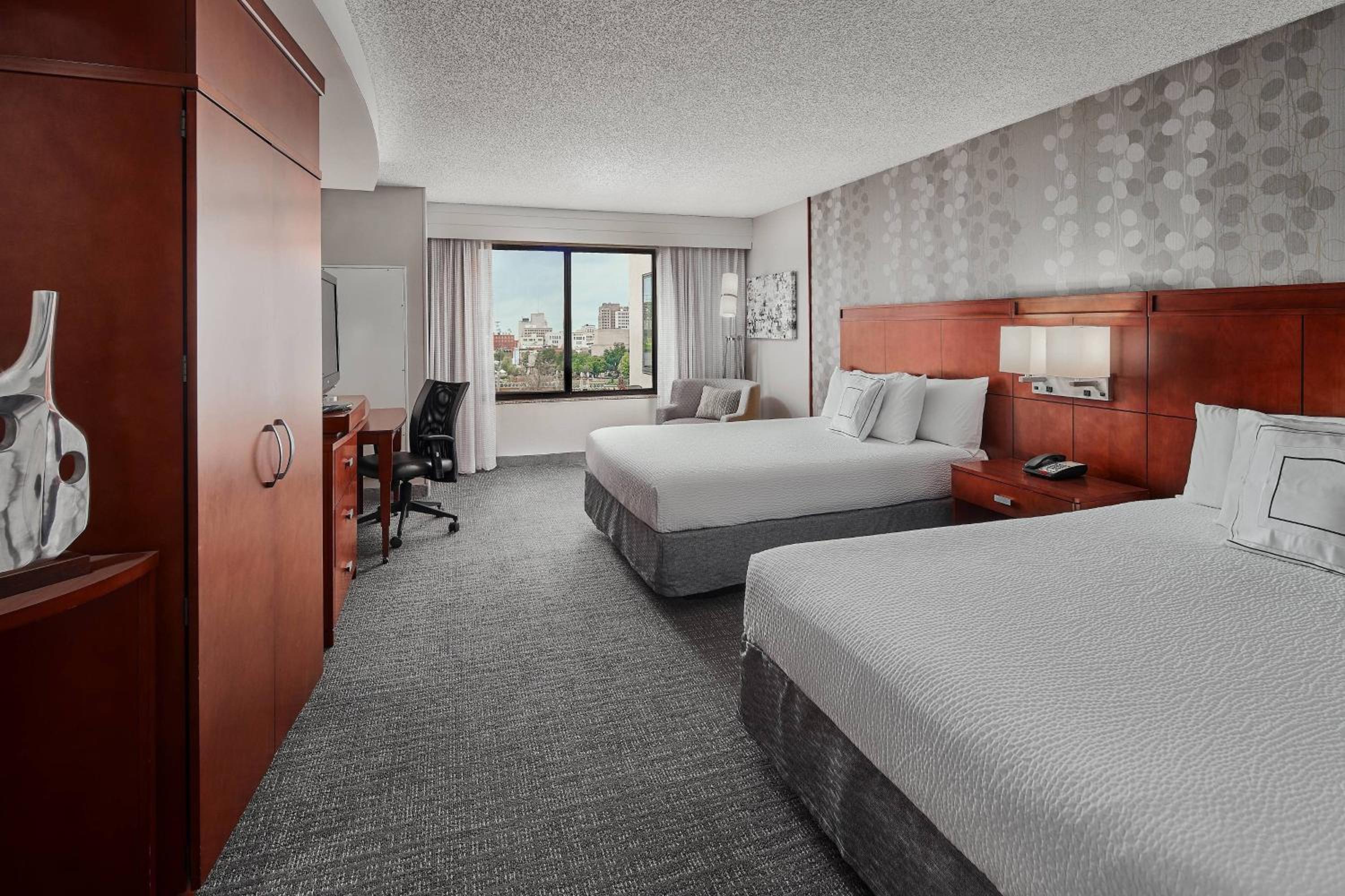 Queen Room with Two Queen Beds and Downtown/River View - Photo 3