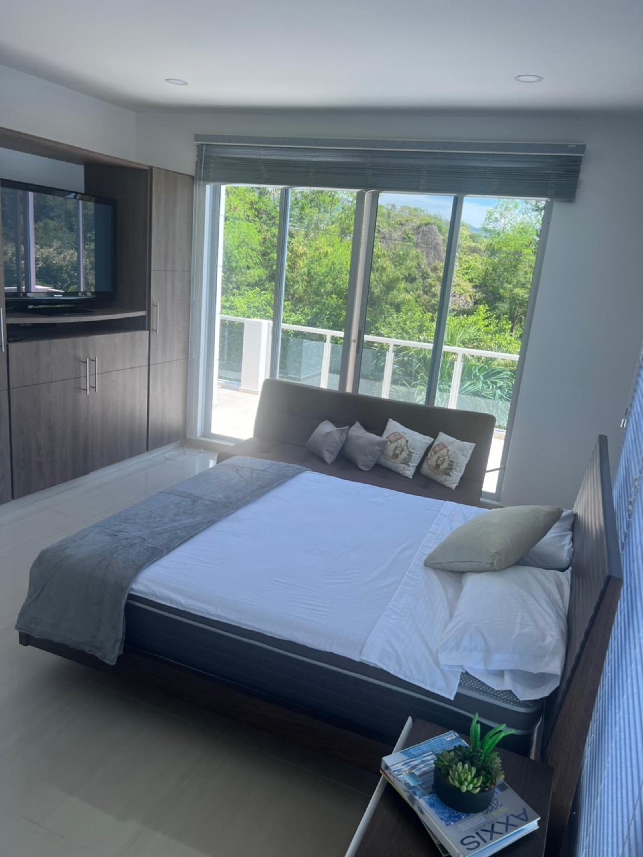 Five-Bedroom House photo 1