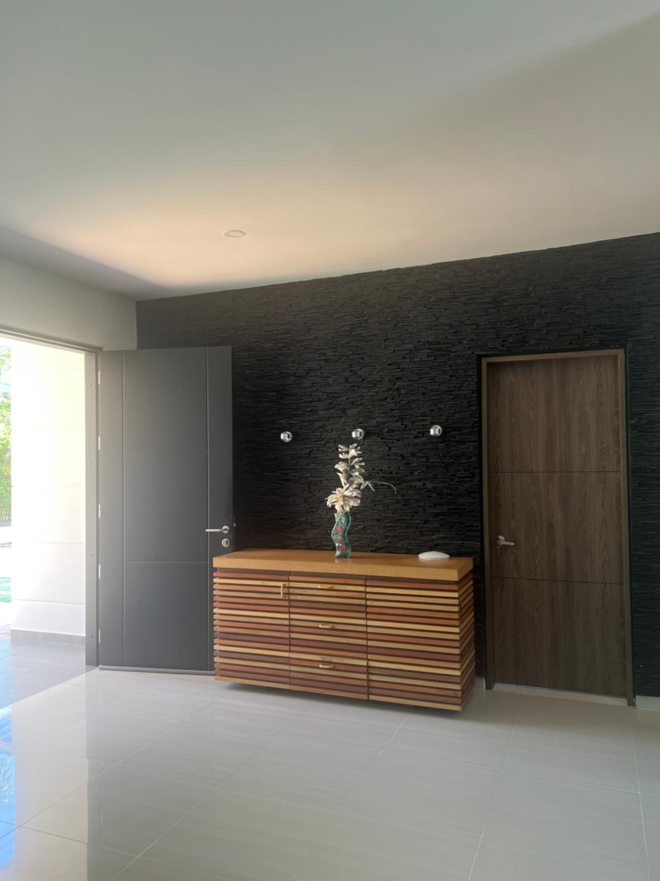 Five-Bedroom House photo 2