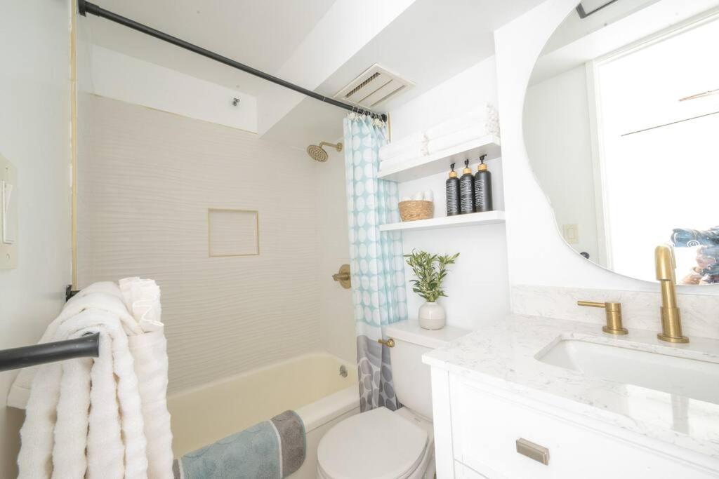 Waikiki 30FL Luxury Studio with Majestic Ocean Fireworks: One-Bedroom Apartment photo