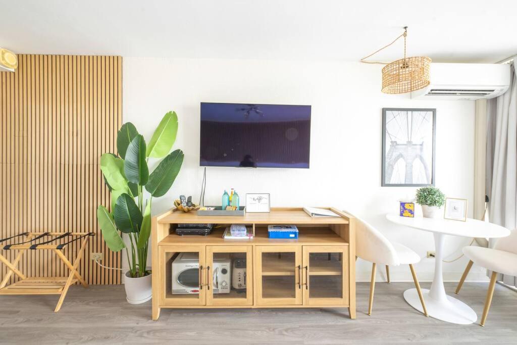 Waikiki 30FL Luxury Studio with Majestic Ocean Fireworks: One-Bedroom Apartment photo