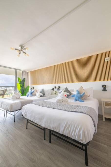 Waikiki 30FL Luxury Studio with Majestic Ocean Fireworks: One-Bedroom Apartment photo