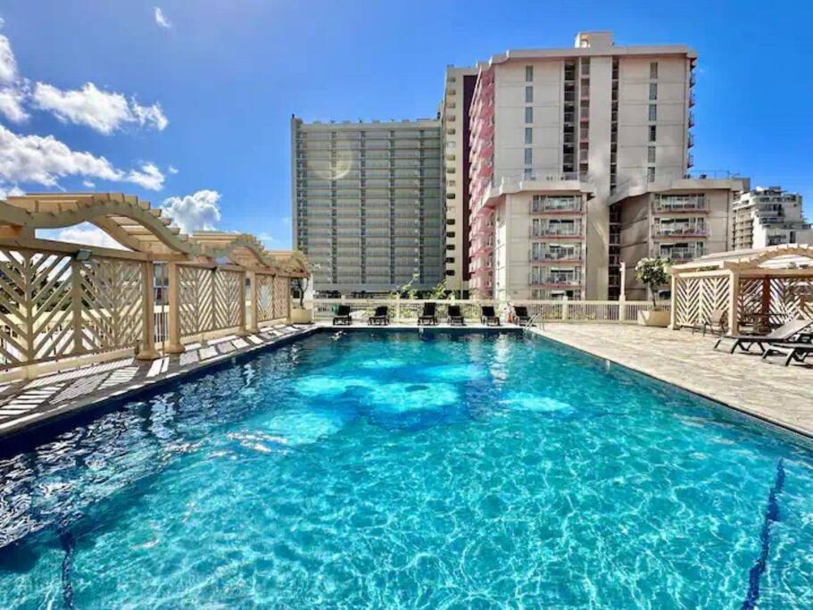 Waikiki 30FL Luxury Studio with Majestic Ocean Fireworks: One-Bedroom Apartment photo