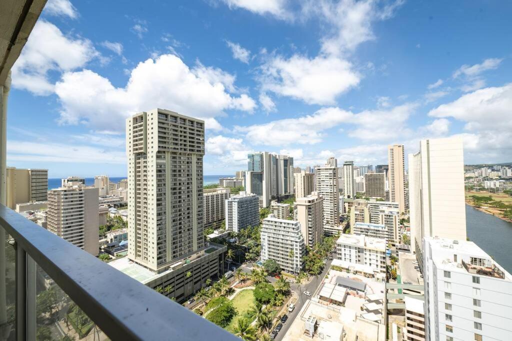 Waikiki 30FL Luxury Studio with Majestic Ocean Fireworks: One-Bedroom Apartment photo