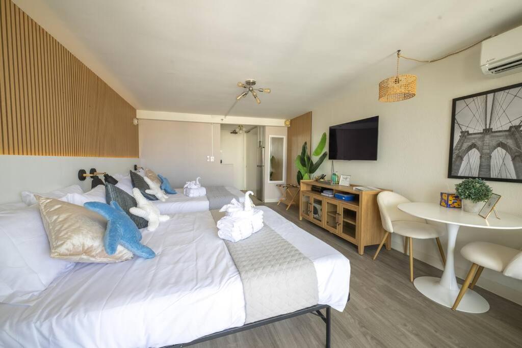 Waikiki 30FL Luxury Studio with Majestic Ocean Fireworks: One-Bedroom Apartment photo