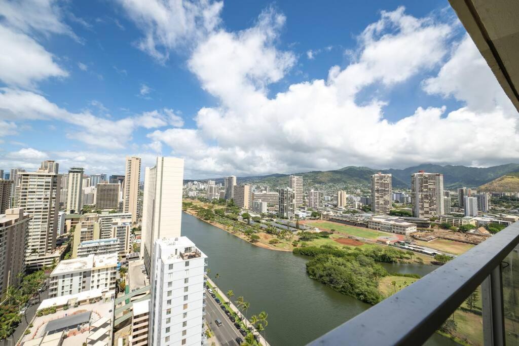 Waikiki 30FL Luxury Studio with Majestic Ocean Fireworks: One-Bedroom Apartment photo