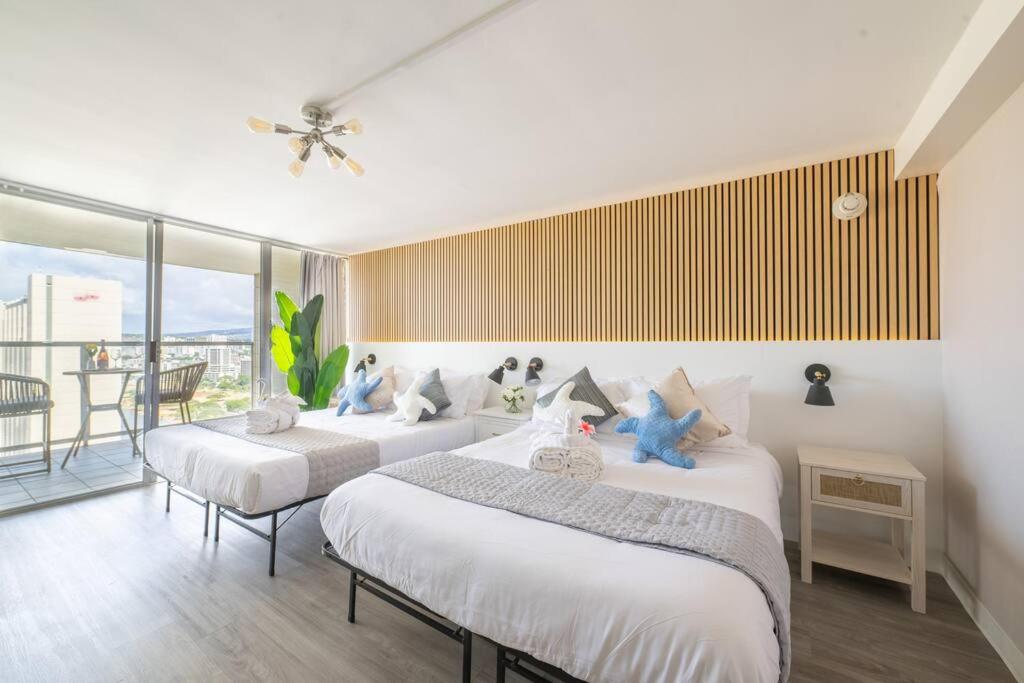 Waikiki 30FL Luxury Studio with Majestic Ocean Fireworks: One-Bedroom Apartment photo
