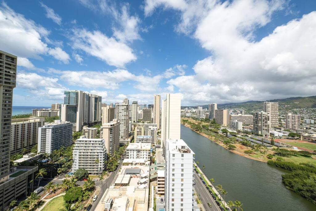 Waikiki 30FL Luxury Studio with Majestic Ocean Fireworks: One-Bedroom Apartment photo