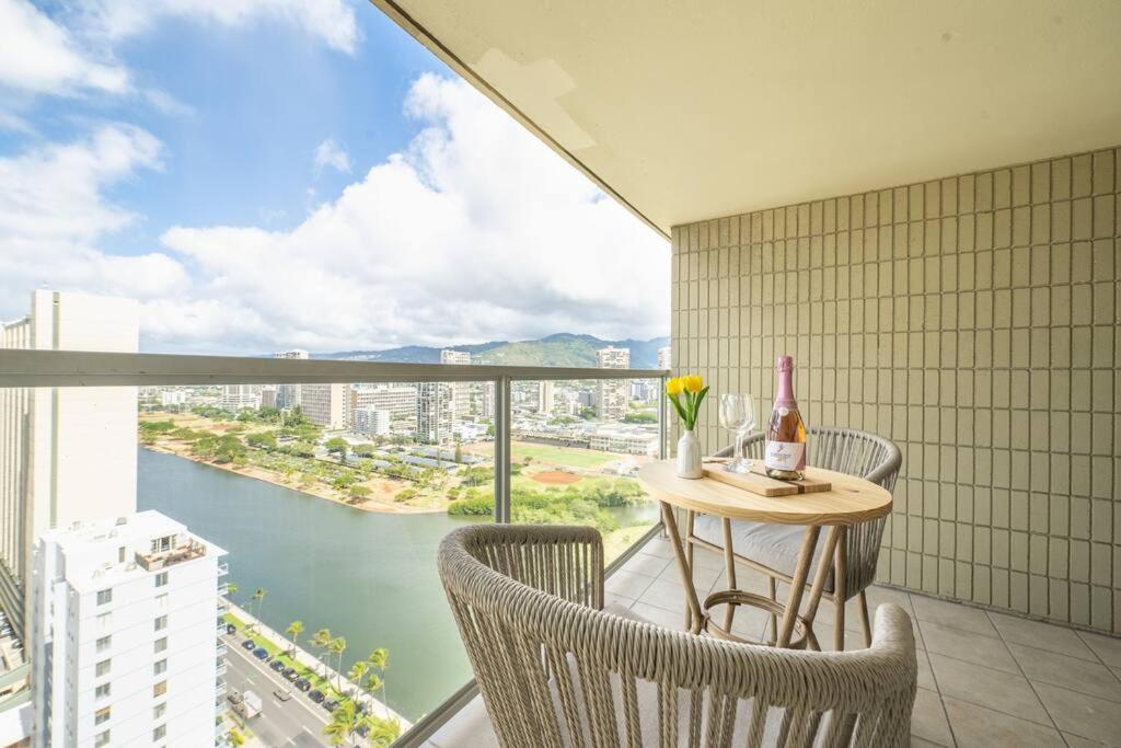 Waikiki 30FL Luxury Studio with Majestic Ocean Fireworks: One-Bedroom Apartment photo