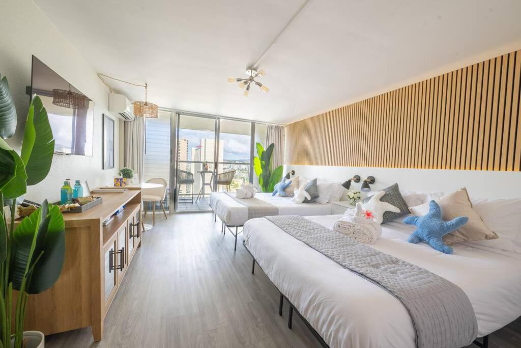 Waikiki 30FL Luxury Studio with Majestic Ocean Fireworks: One-Bedroom Apartment photo