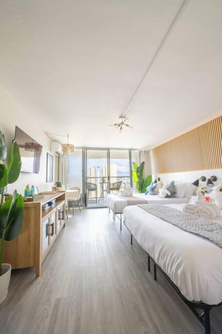 Waikiki 30FL Luxury Studio with Majestic Ocean Fireworks: One-Bedroom Apartment photo