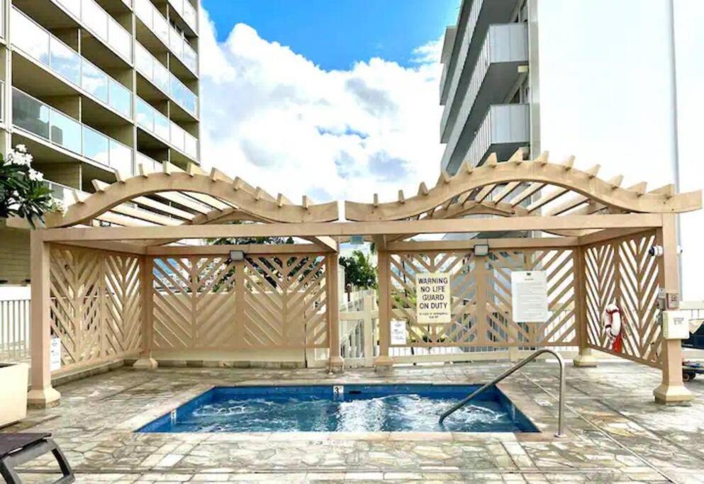 Waikiki 30FL Luxury Studio with Majestic Ocean Fireworks: One-Bedroom Apartment photo