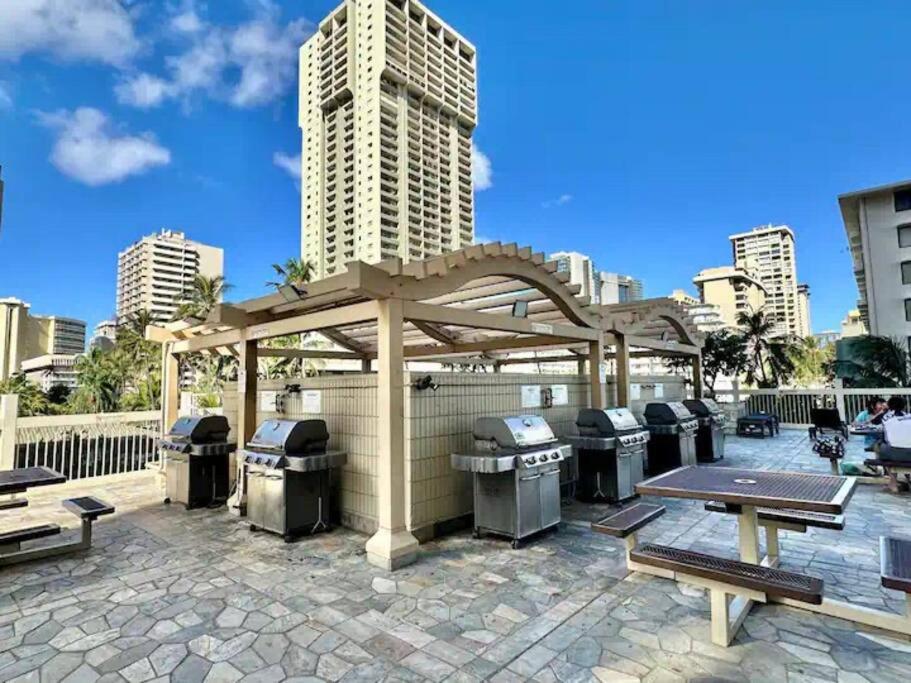 Waikiki 30FL Luxury Studio with Majestic Ocean Fireworks: One-Bedroom Apartment photo