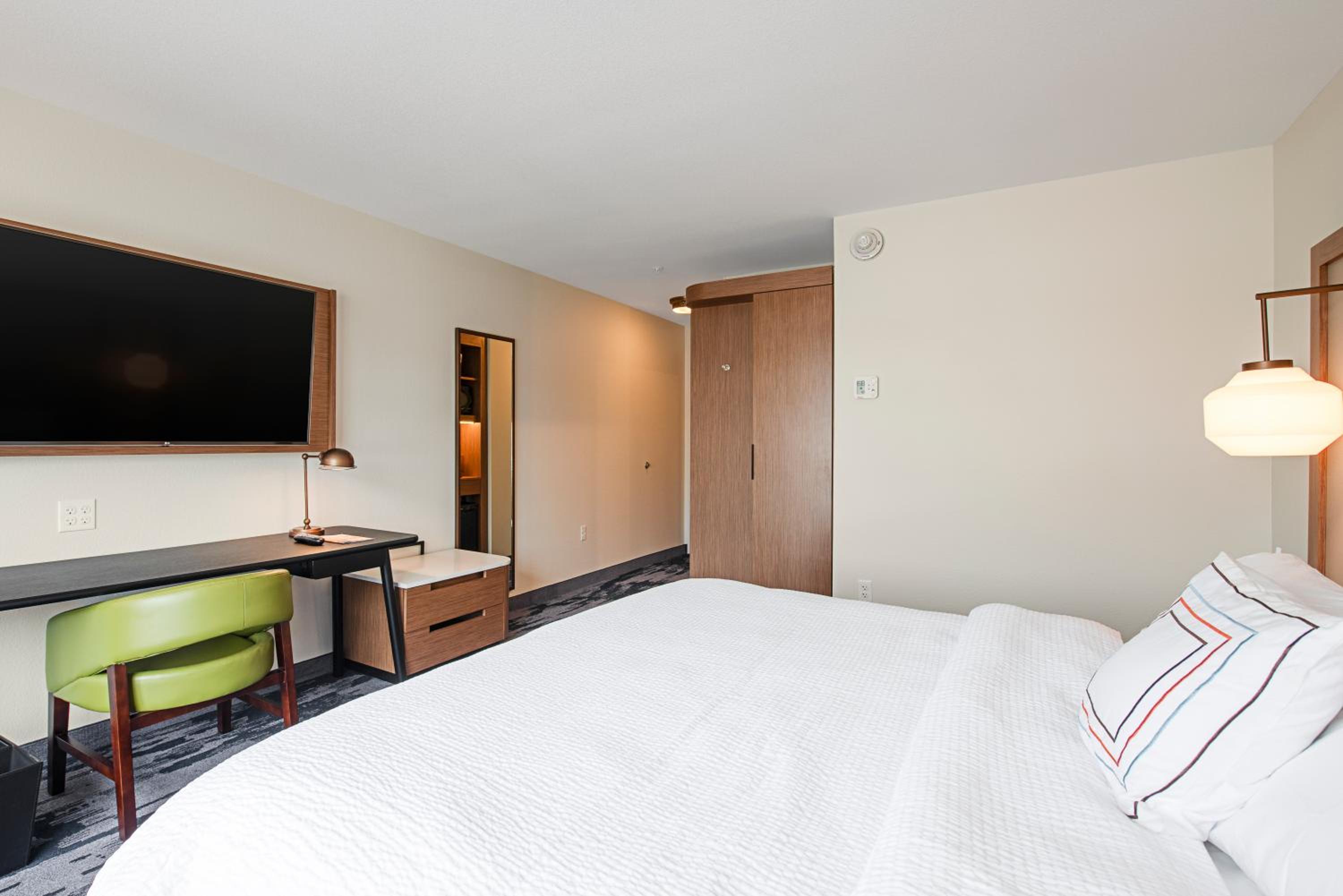King Room with Bathtub - Mobility Access photo 1