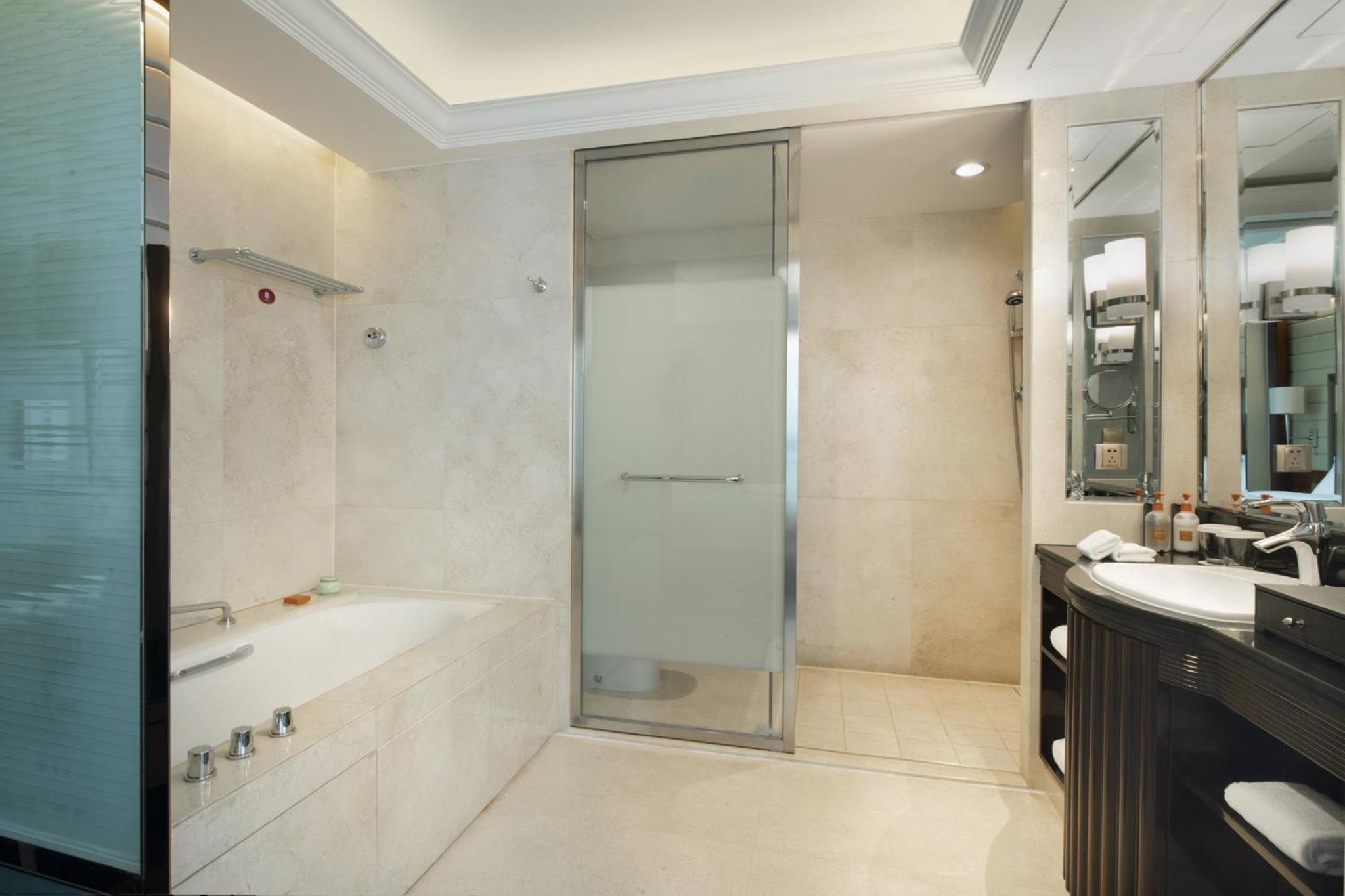 One-Bedroom King Suite with City View - Smoking - Photo 5