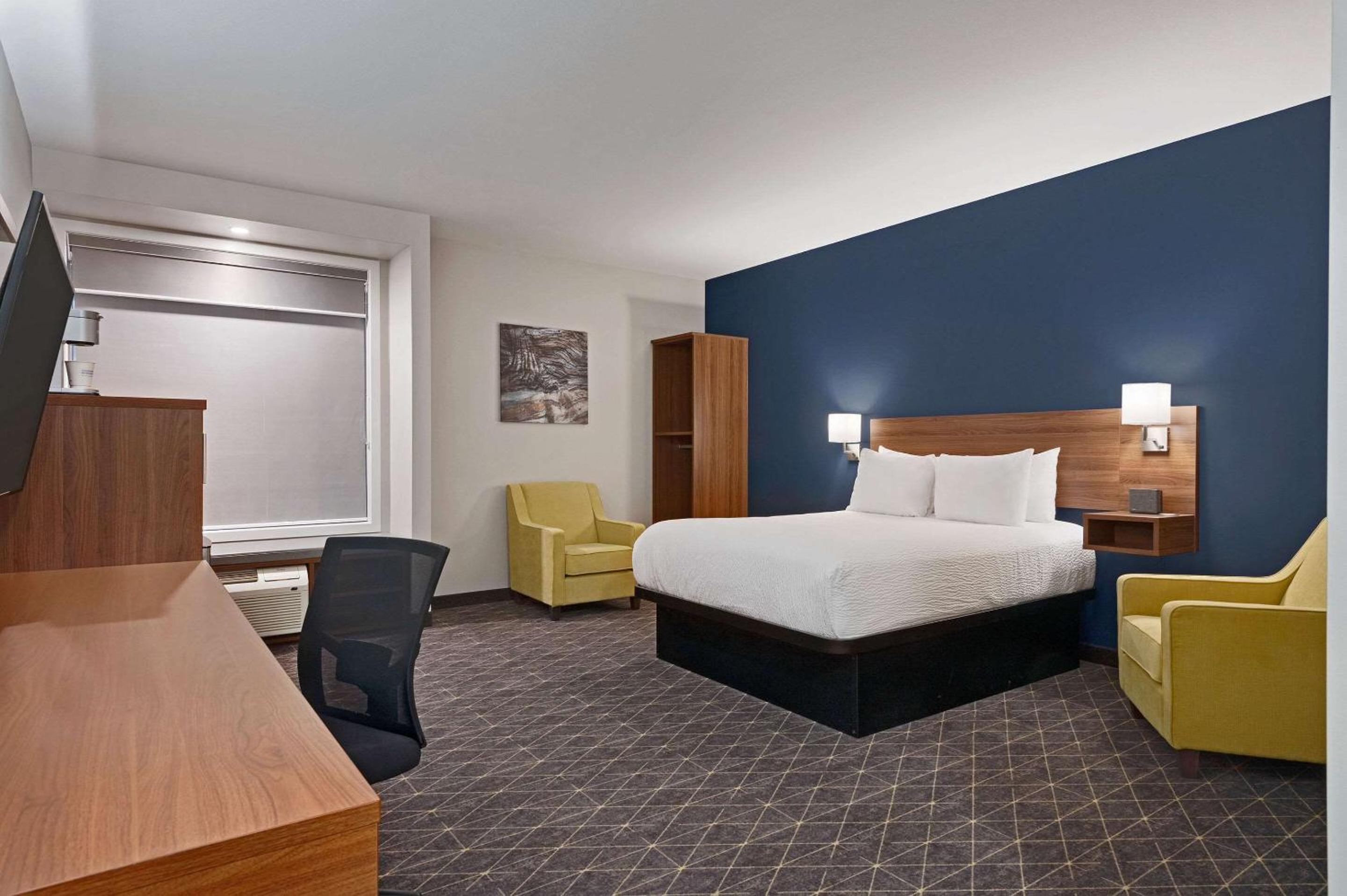 Standard Room, 1 King Bed, Non Smoking - Photo 1