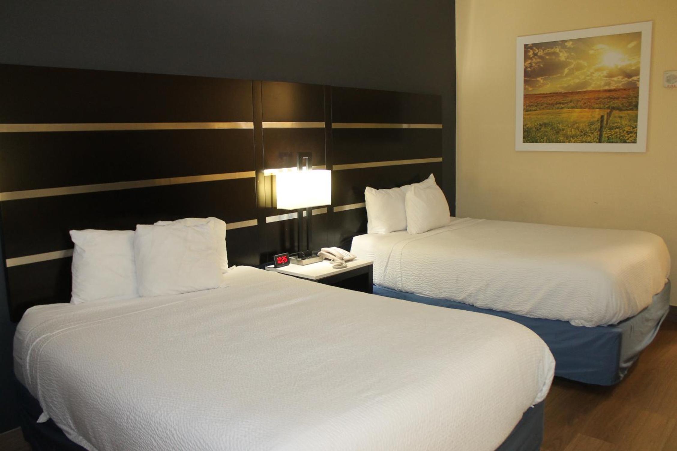 Queen Room with Two Queen Beds - Non-Smoking - Photo 1