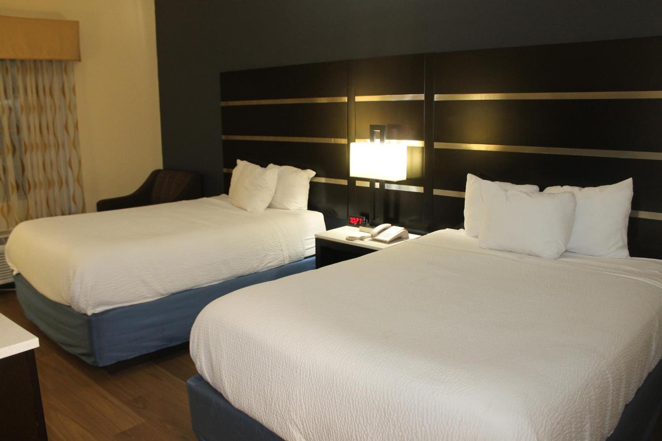 Queen Room with Two Queen Beds - Non-Smoking - Photo 2