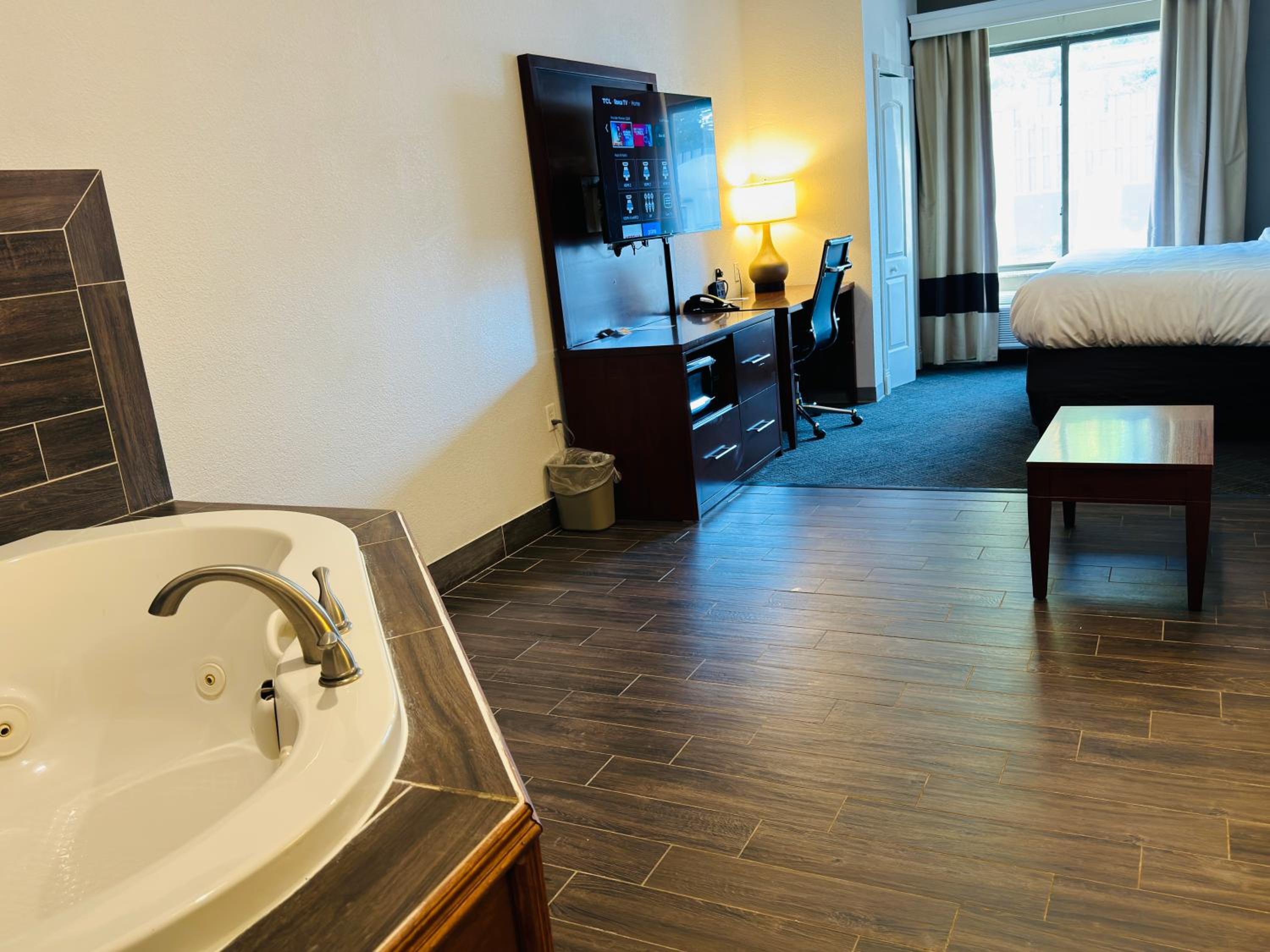 King Suite - Accessible/Non-Smoking photo 3