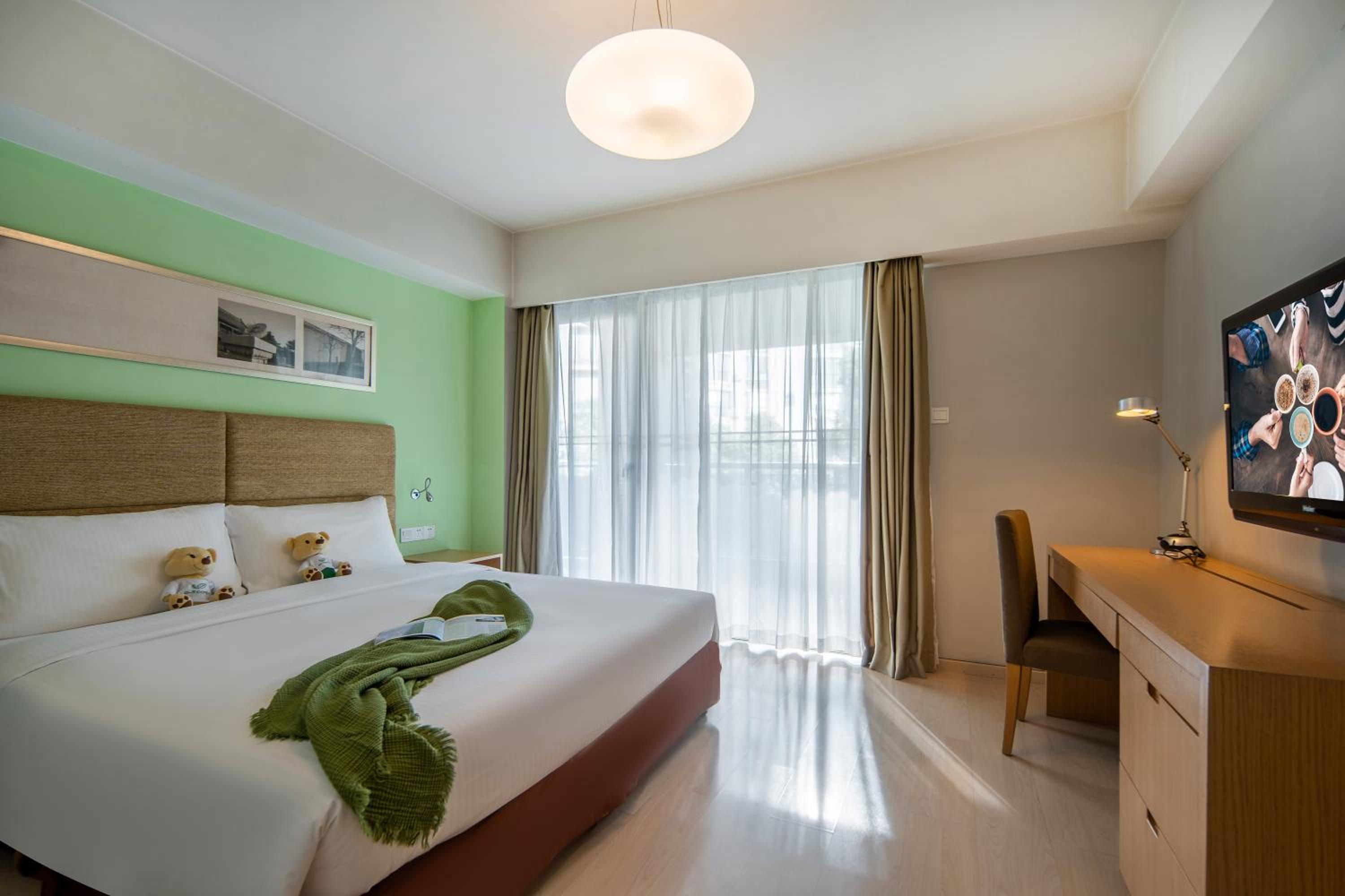 Executive One-Bedroom Apartment - Photo 11