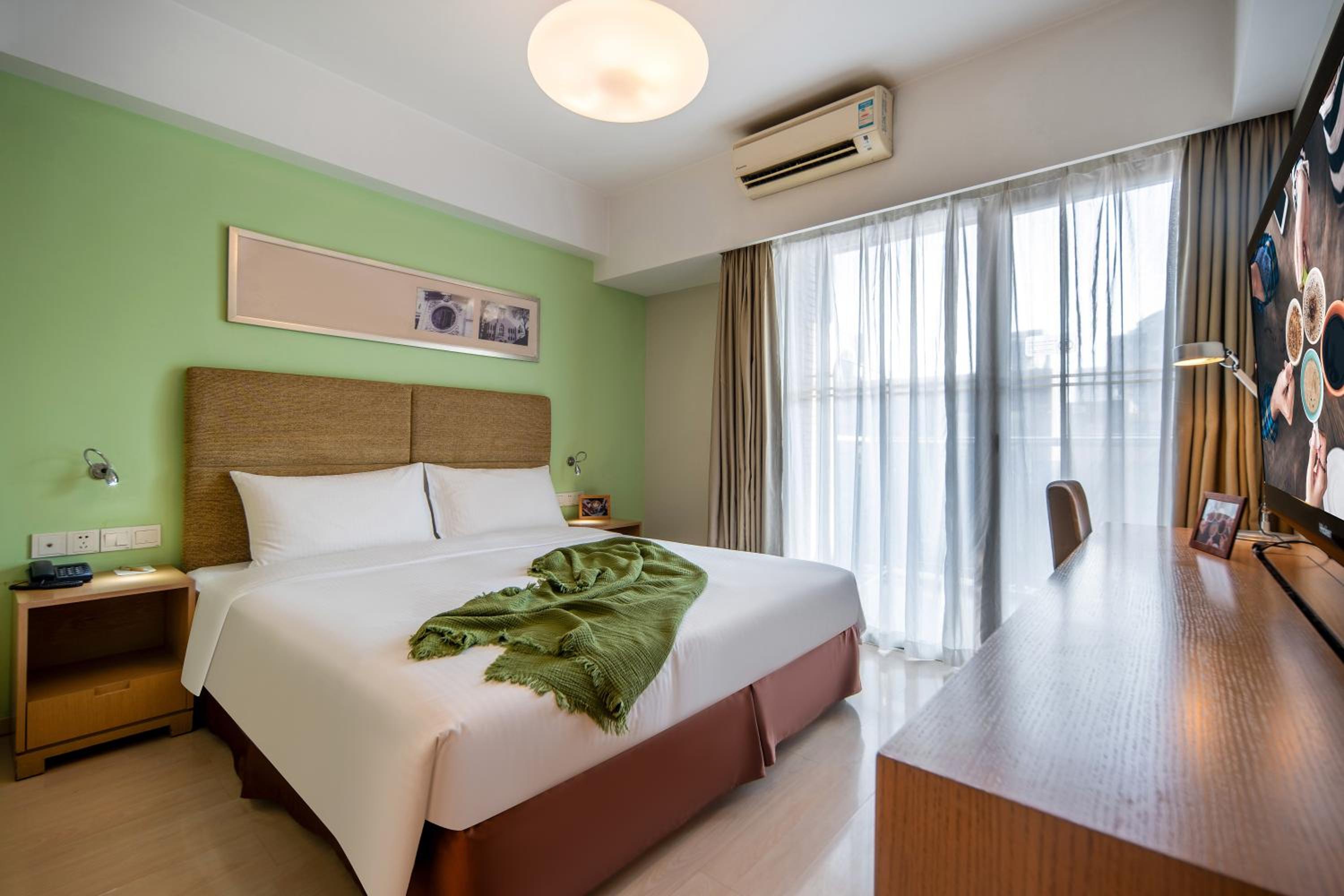 Executive One-Bedroom Apartment - Photo 1