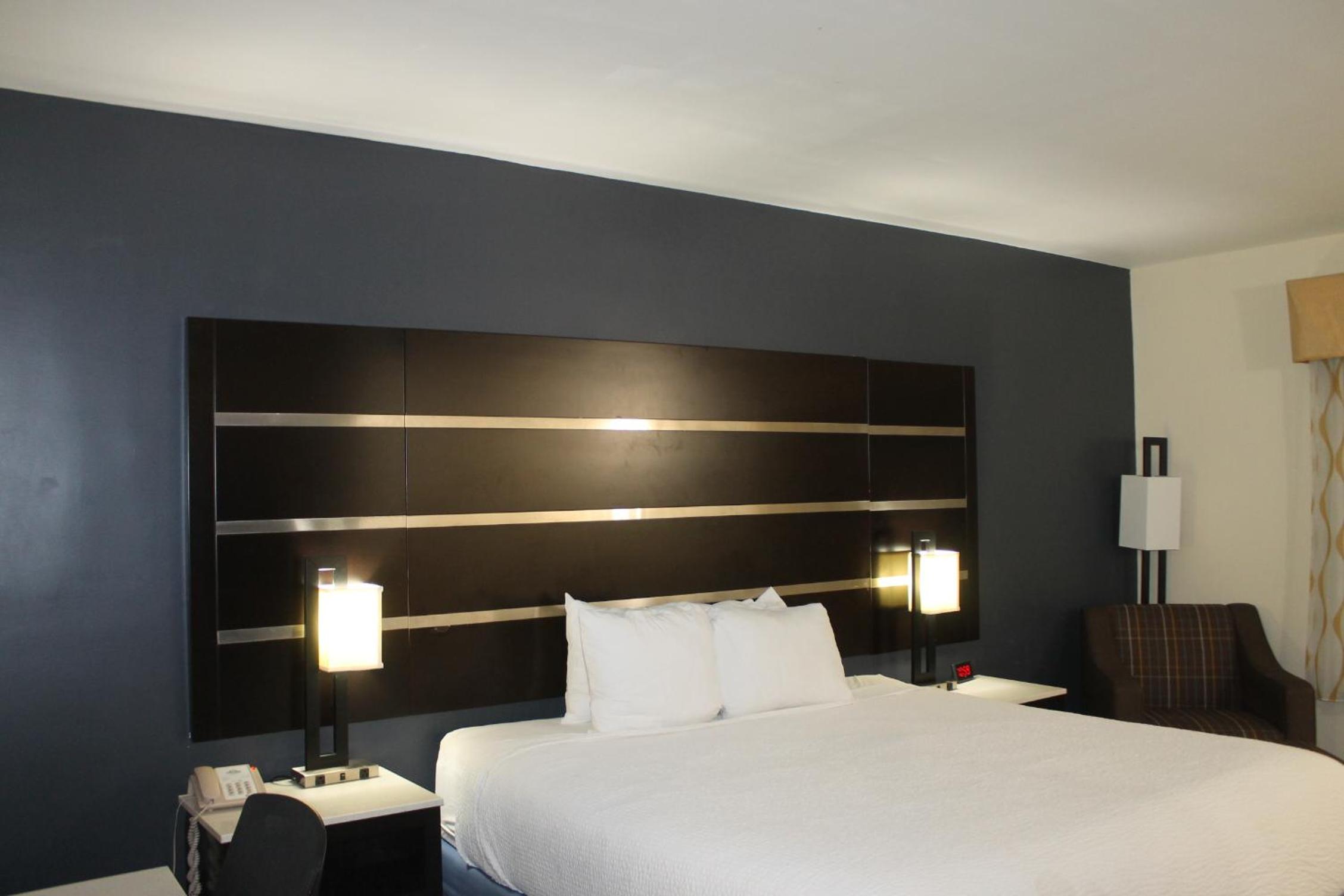 Deluxe King Room  with Spa Bath- Smoking - Photo 1