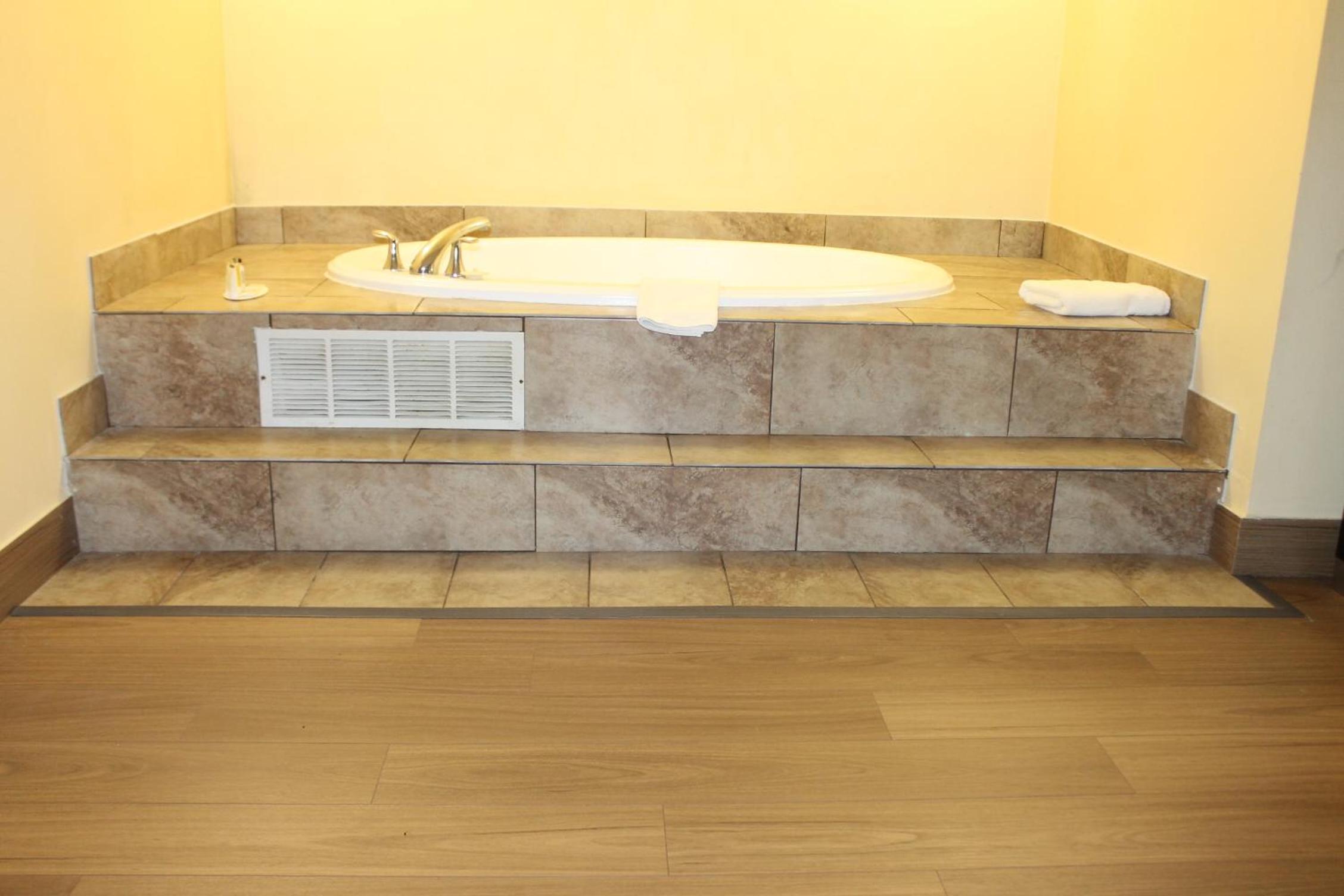 Deluxe King Room  with Spa Bath- Smoking - Photo 2