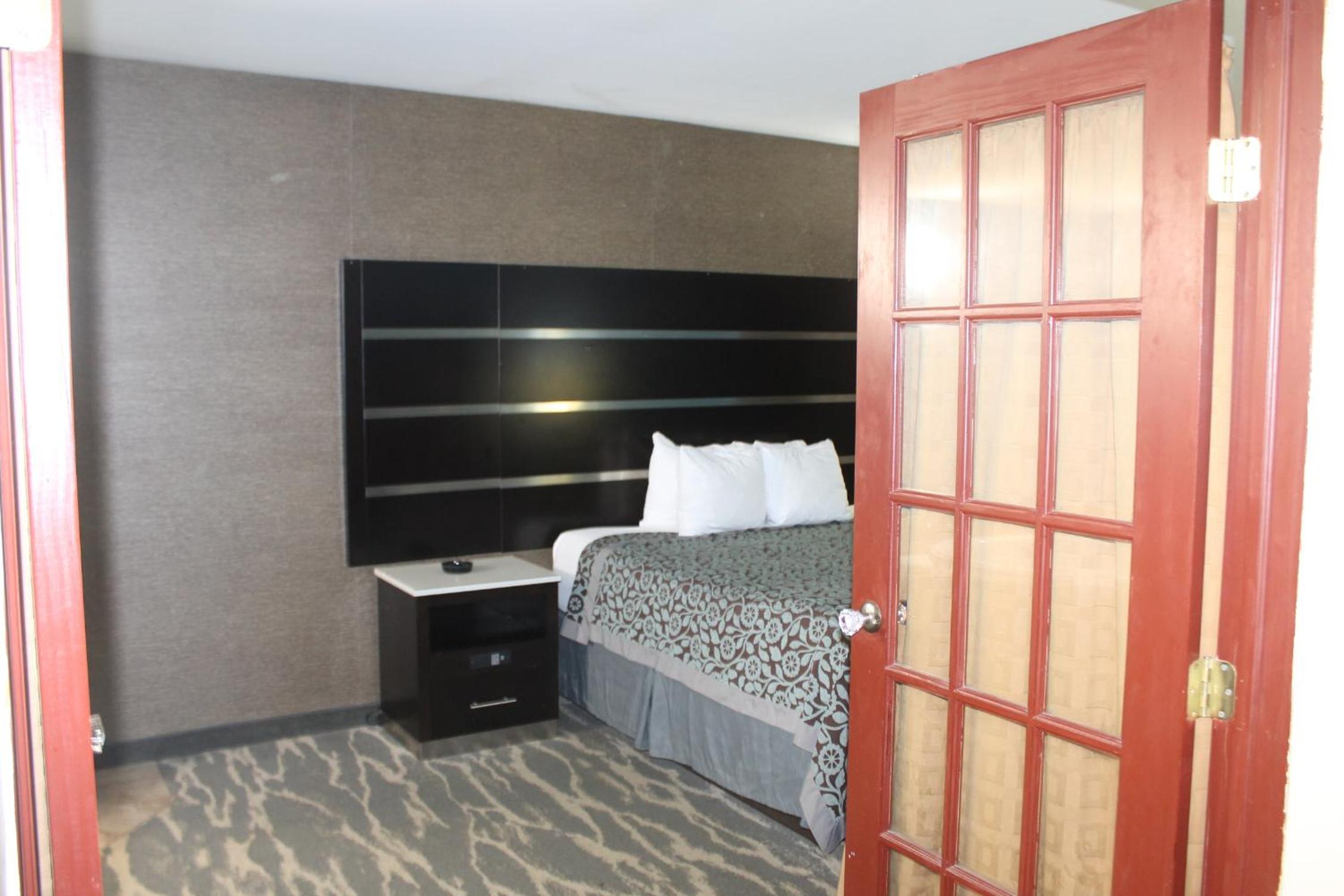King Studio Suite - Non-Smoking - Photo 5
