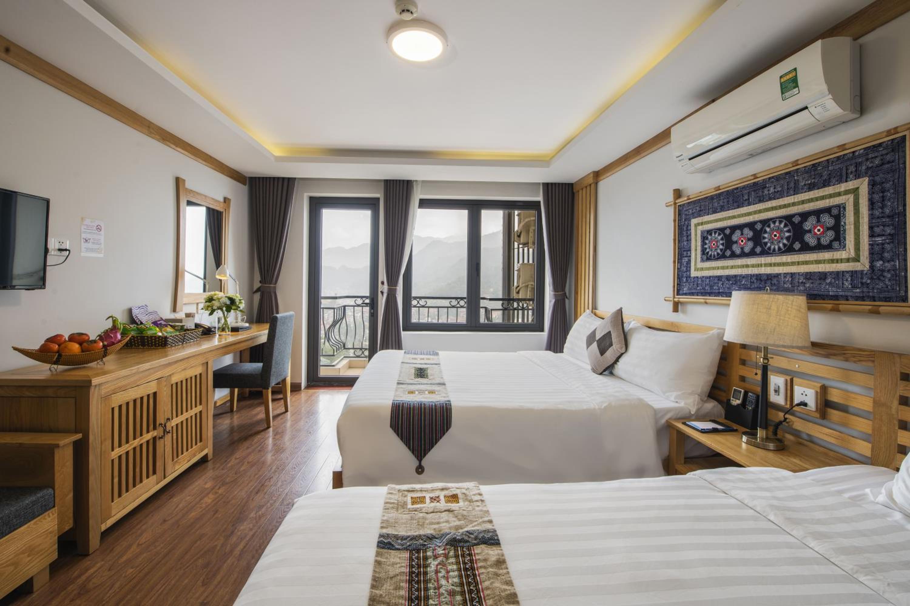Deluxe Triple Room (1 Double Bed + 1 Single Bed)
