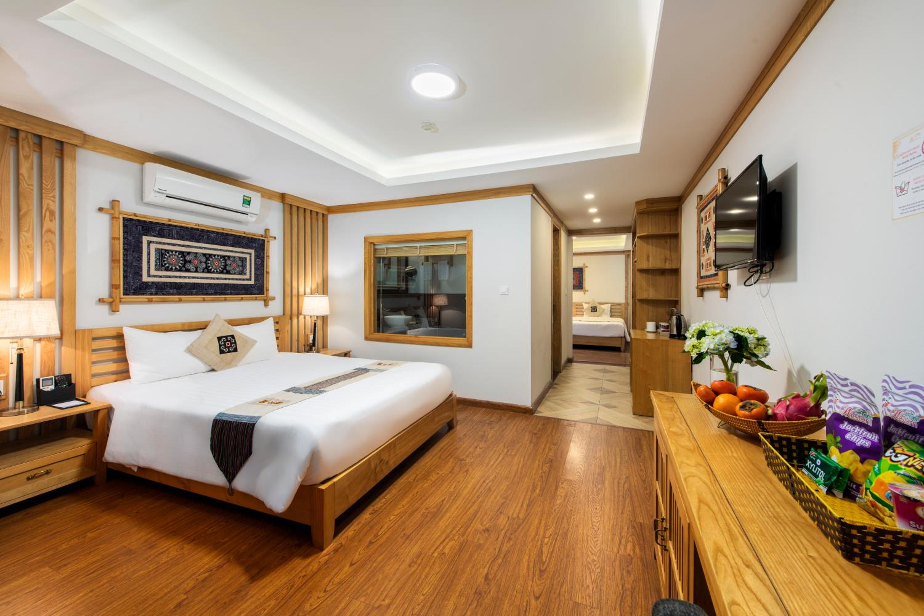 Deluxe Family Room (1 Double Bed + 2 Single Beds))