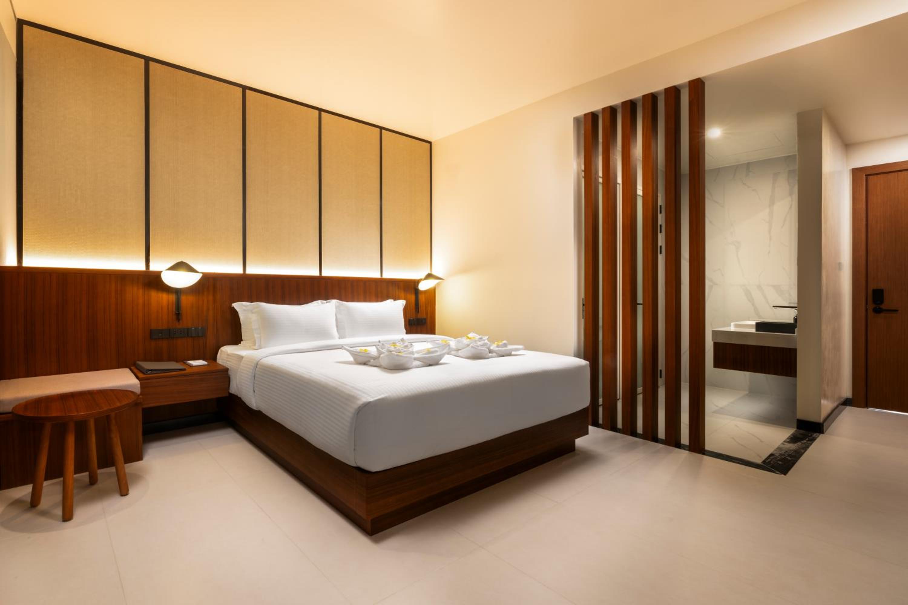 Deluxe King Room - Photo 6