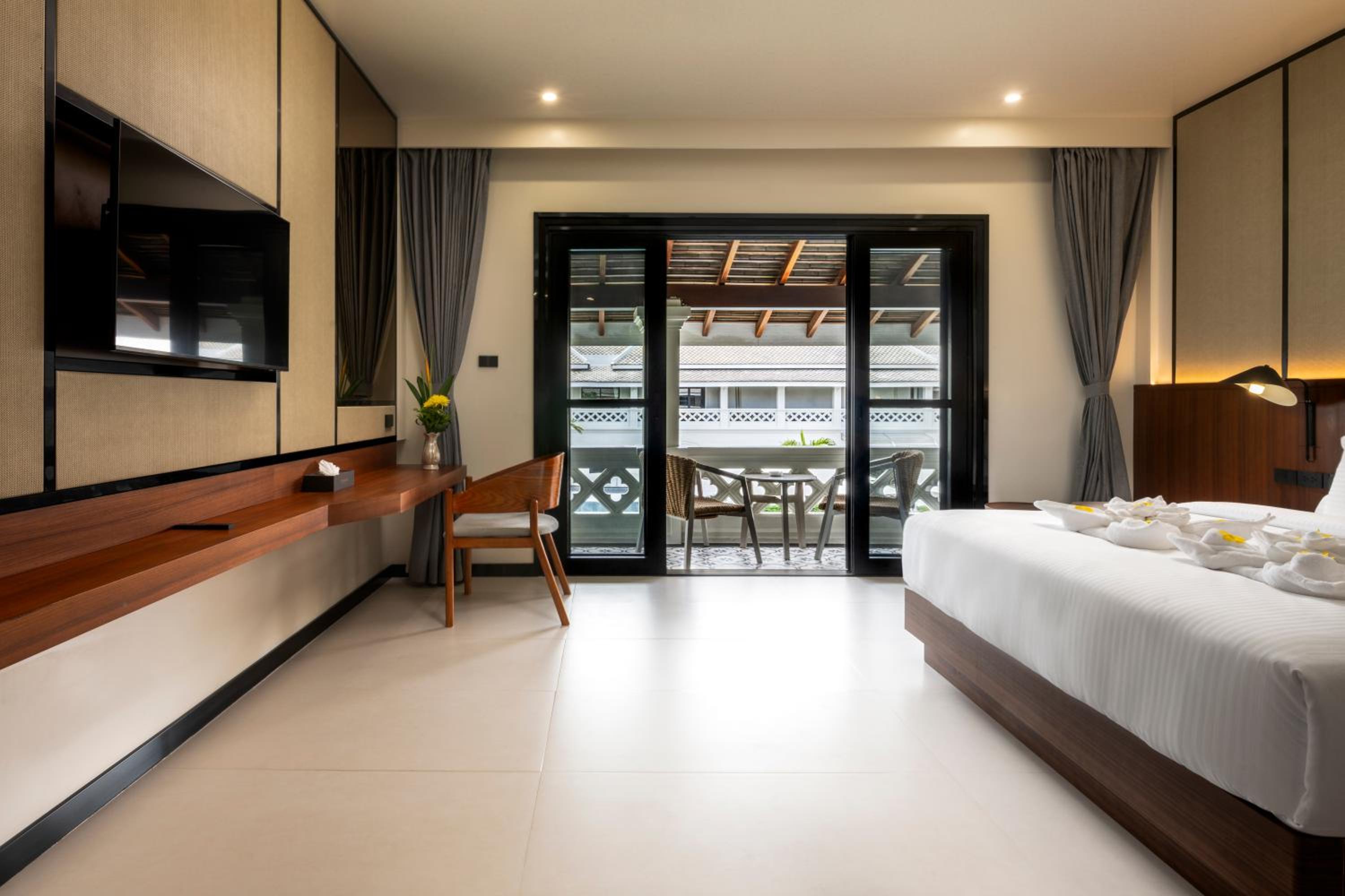 Deluxe King Room - Photo 5
