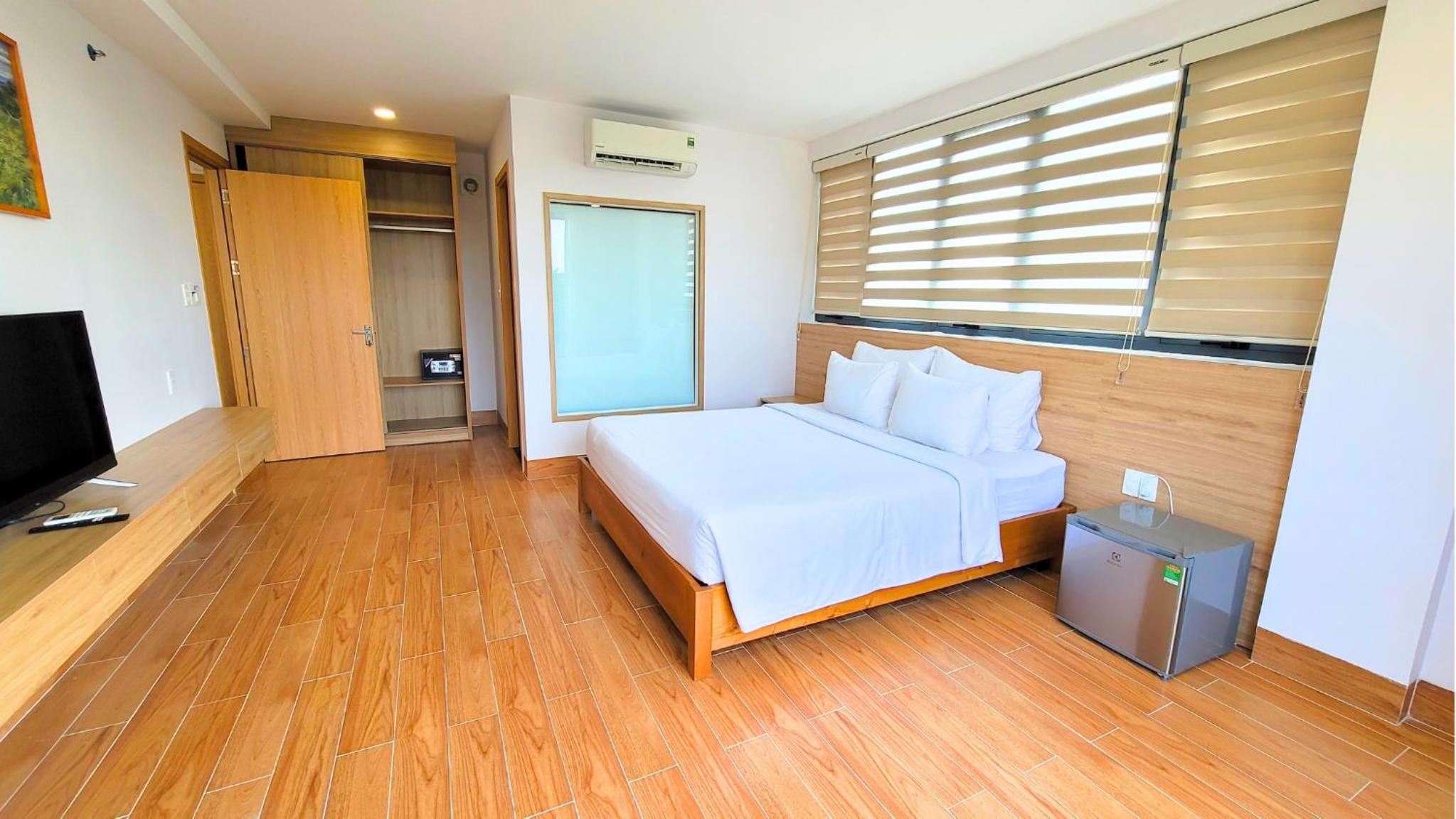 Family Room with Balcony - Photo 5
