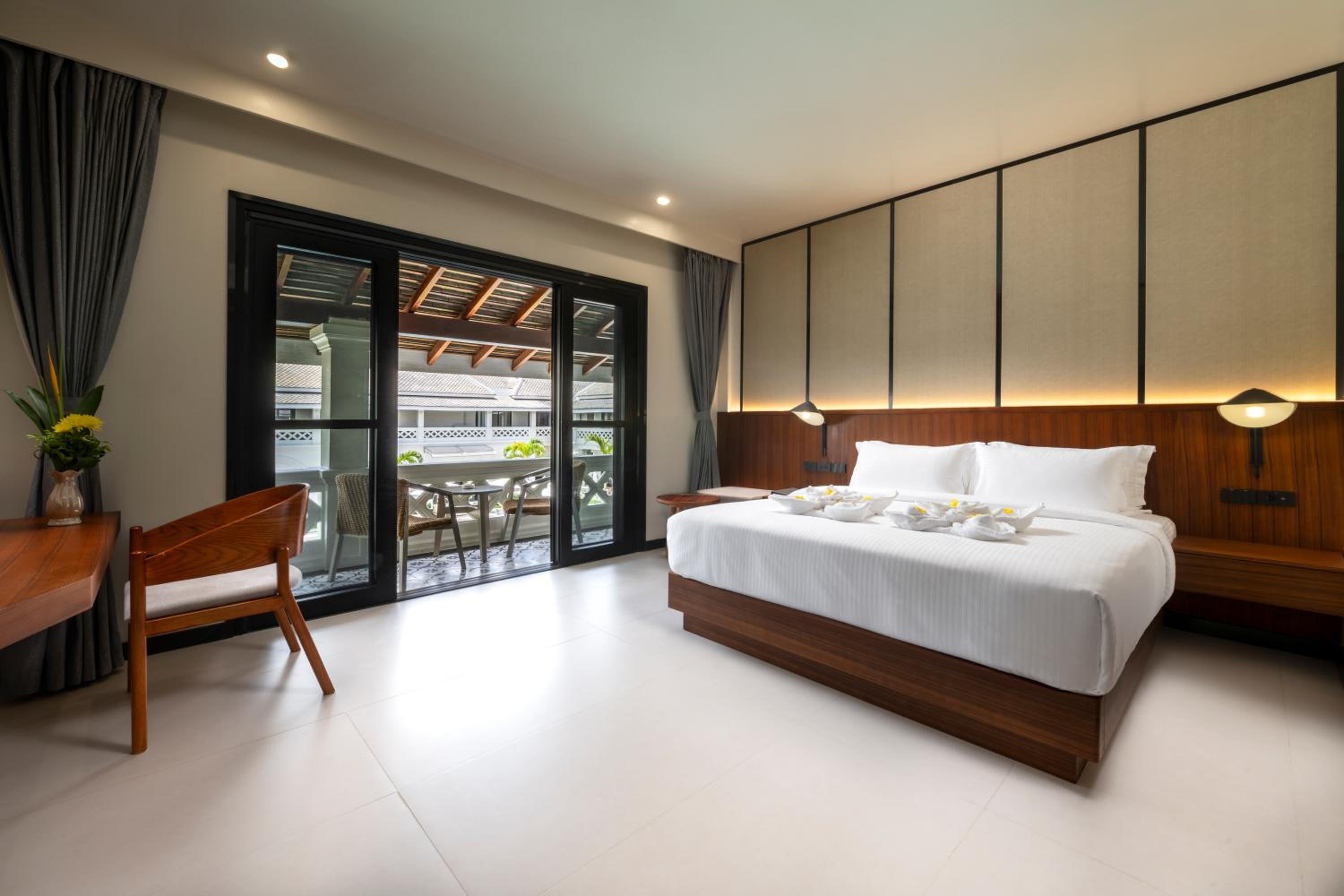Deluxe King Room - Photo 9