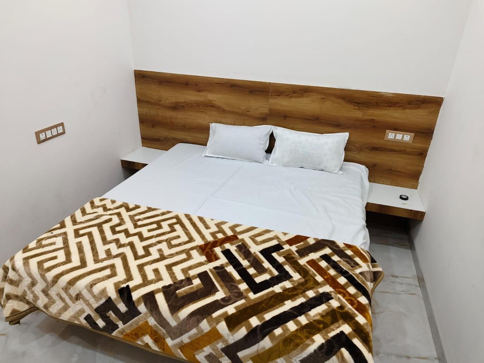 Deluxe Double Room (2 Adults + 1 Child)