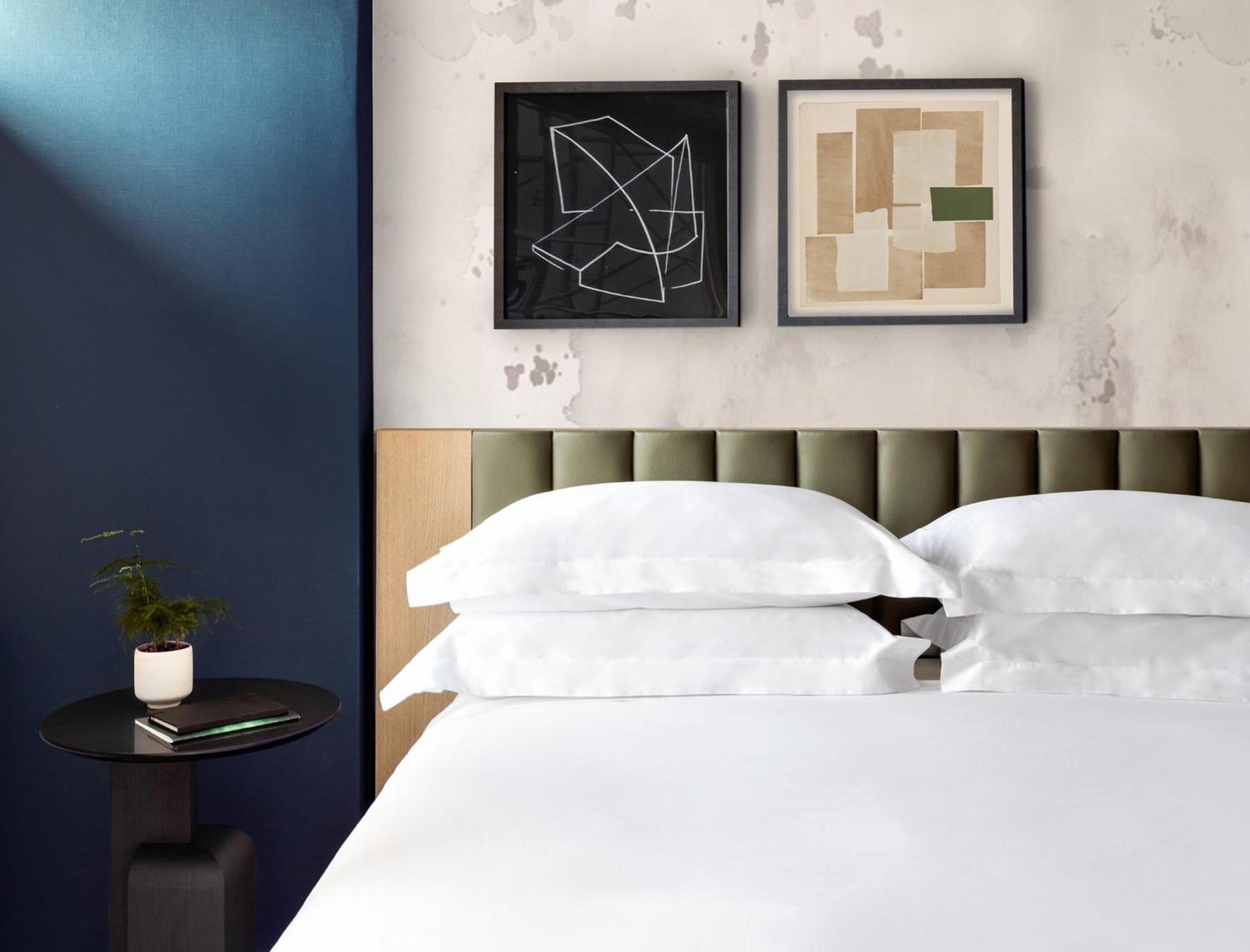 Essential King Room thumbnail 6