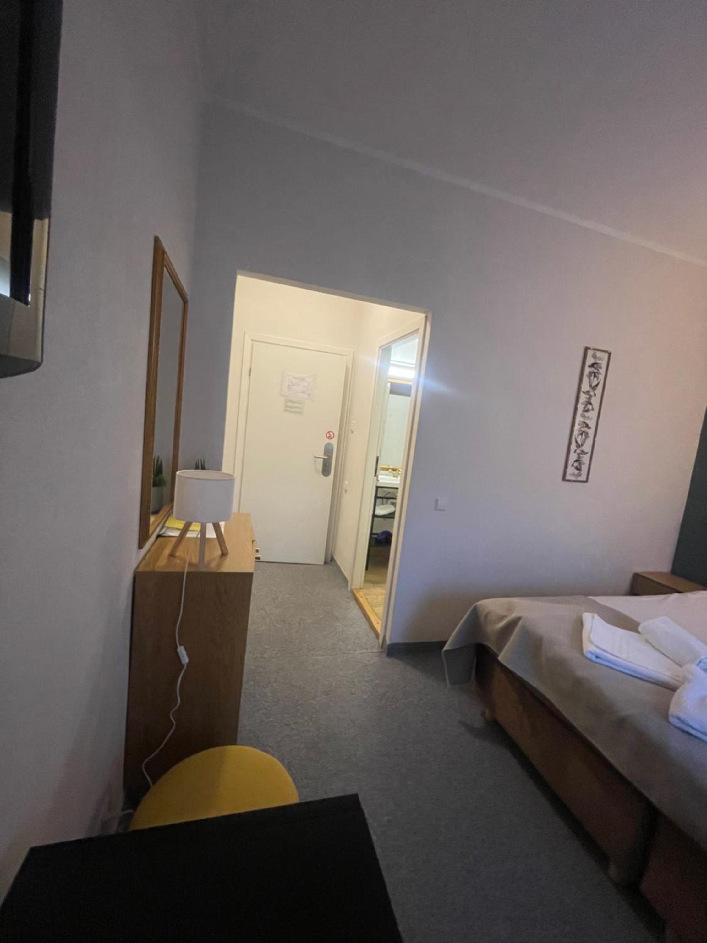 Standard Double Room - Photo 12
