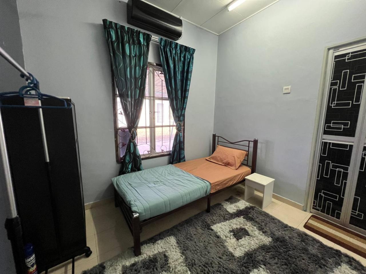 Three-Bedroom House photo 2